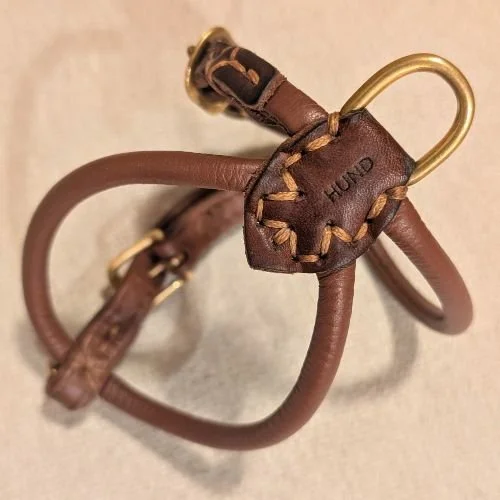 Rolled leather harness in milk chocolate from HUND Denmark