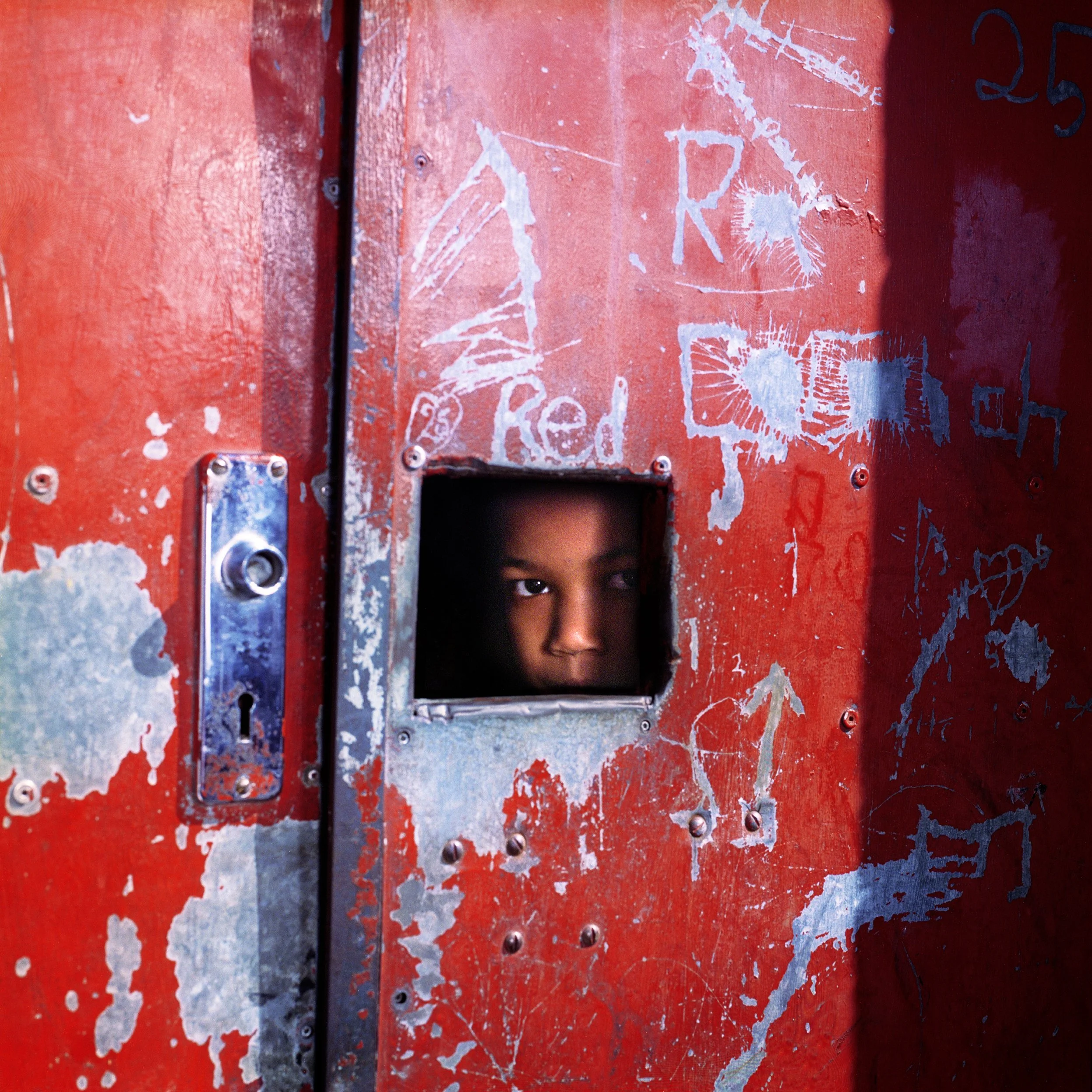 enfant porte rouge012 copy.jpg