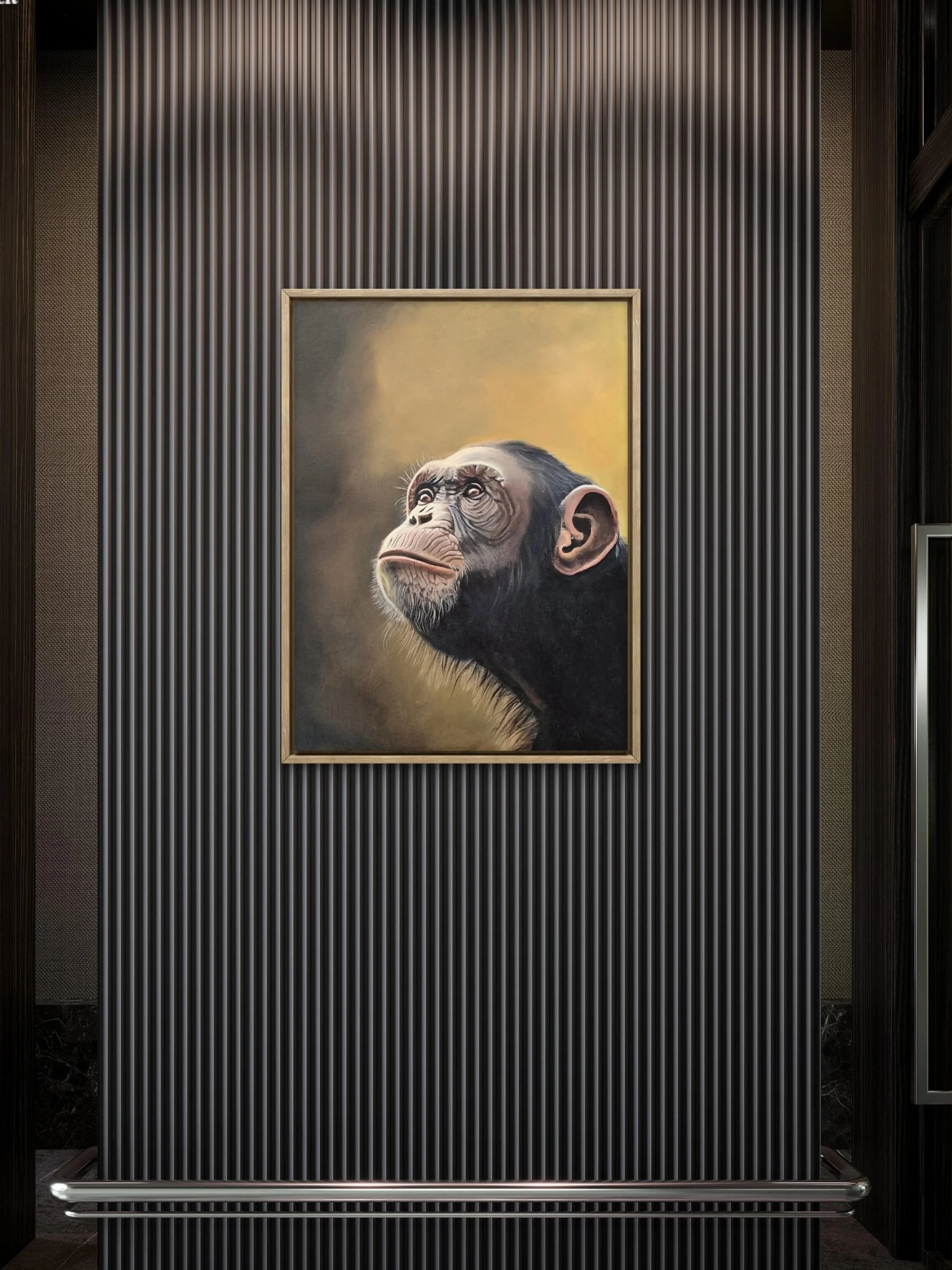Schilderij van een chimpansee in een lift met donkere, ribbelige wanden.