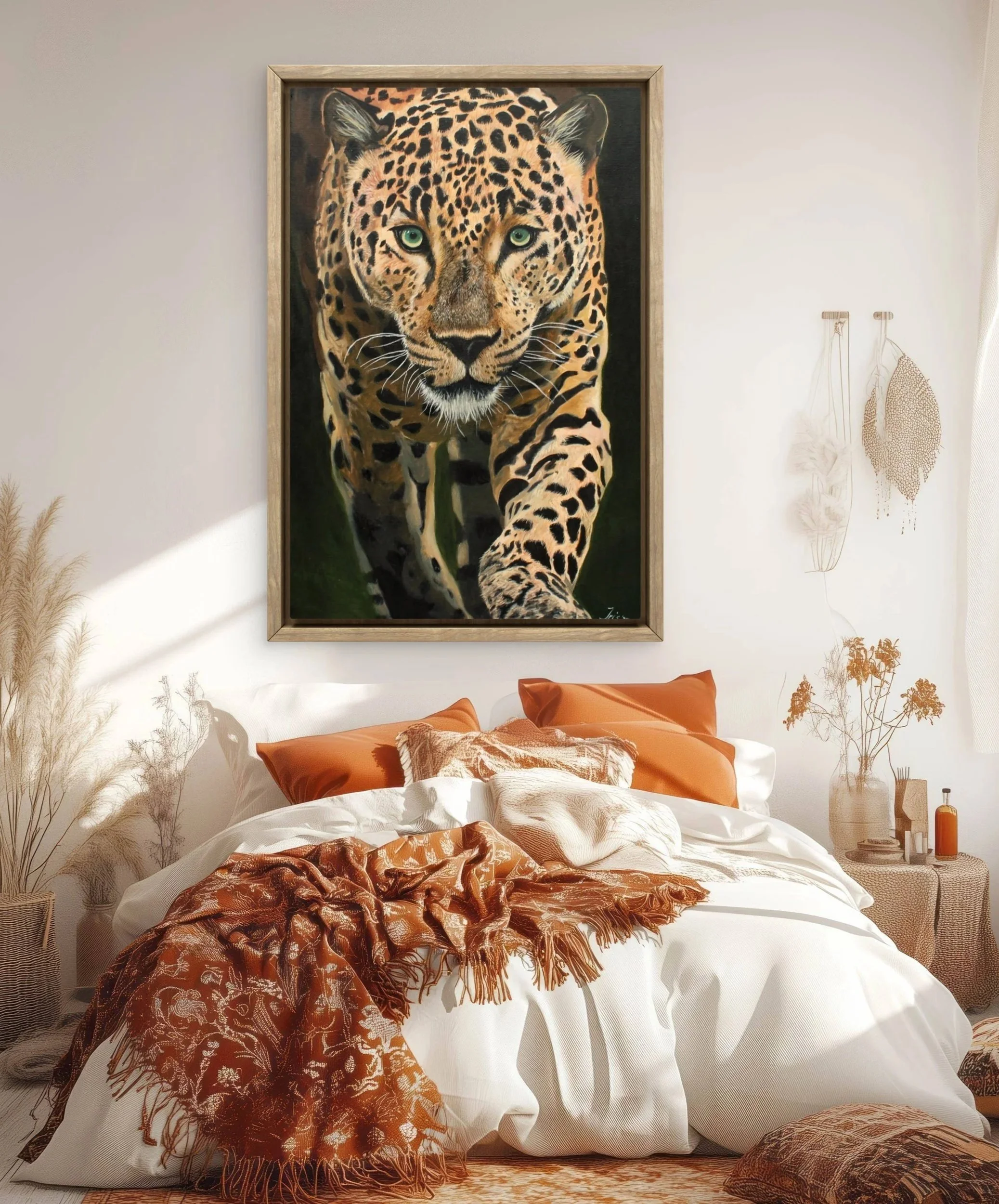 Een slaapkamer met een groot schilderij van een jaguar boven het bed. Het bed heeft wit beddengoed, oranje kussens en een oranjebruine plaid. Er staan manden met decoratieve planten en vazen naast het bed, en lichte bloemen en decoraties aan de muur.