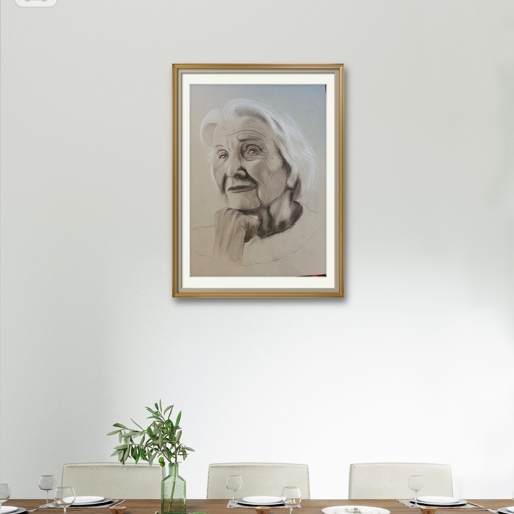 Schematische tekening van een oudere vrouw met wit haar, rustend haar kin op haar hand, afgebeeld in een gouden lijst op een witte muur.