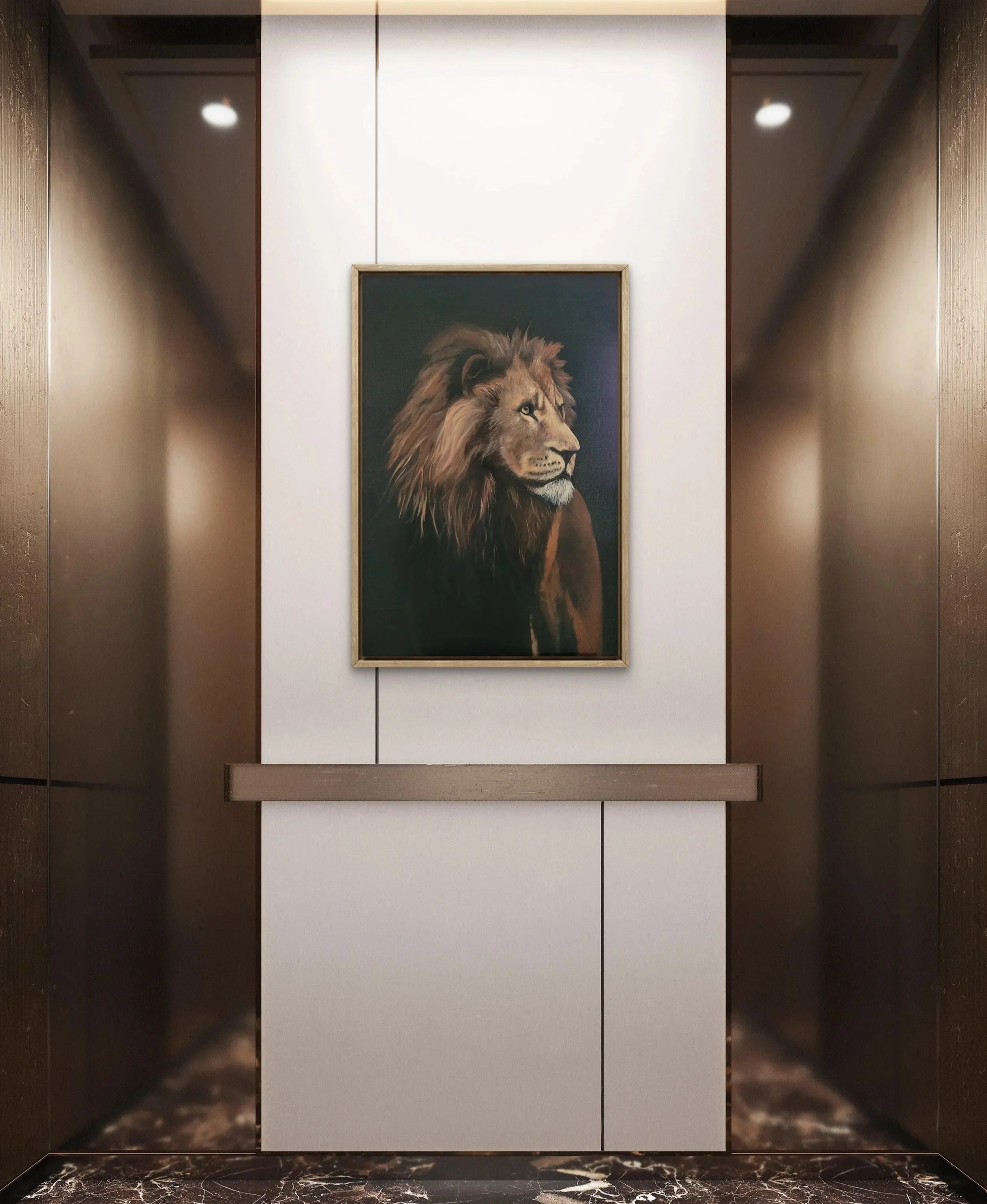 Een kunstwerk van een leeuw hangt in een lift met donkere wanden en een witte muur, ondersteund door een houten handgreep.