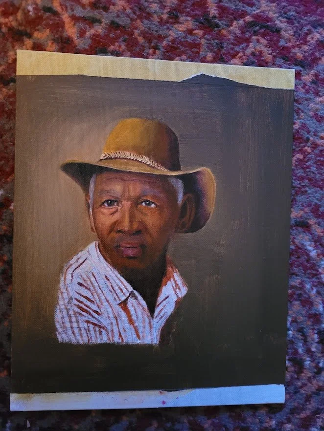 Schilderij van een man met een strooien hoed en een gestreepte blouse, scherp kijkend.