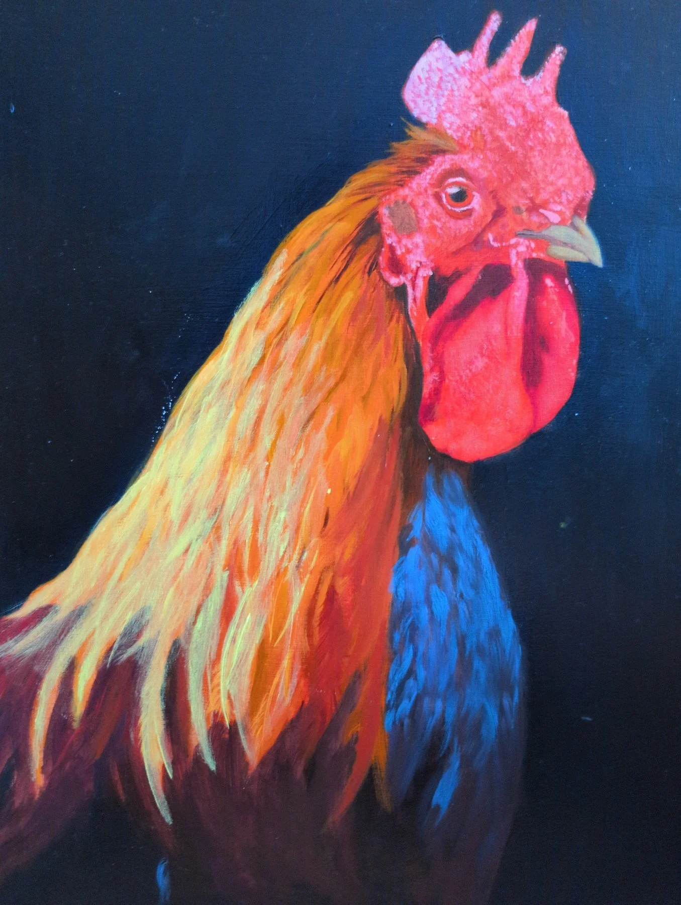 Een kleurrijk schilderij van een kip op een donkere achtergrond.