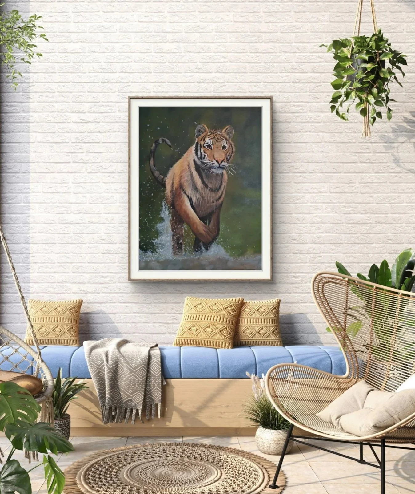 Woonsituatie met een grote lijst met een tijger die door water rent, een witte bakstenen muur, gele kussens op een bank, planten, een gehaakte stoel en een ronde gehaakte tapijt.