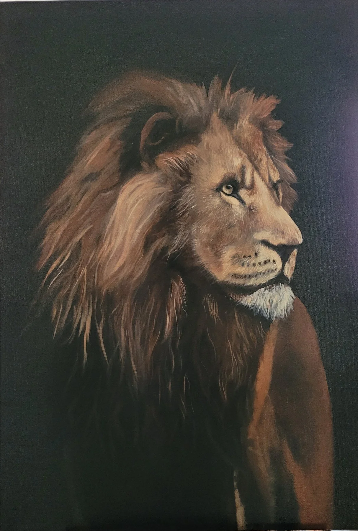 Schilderij van een leeuw met een donkere achtergrond.