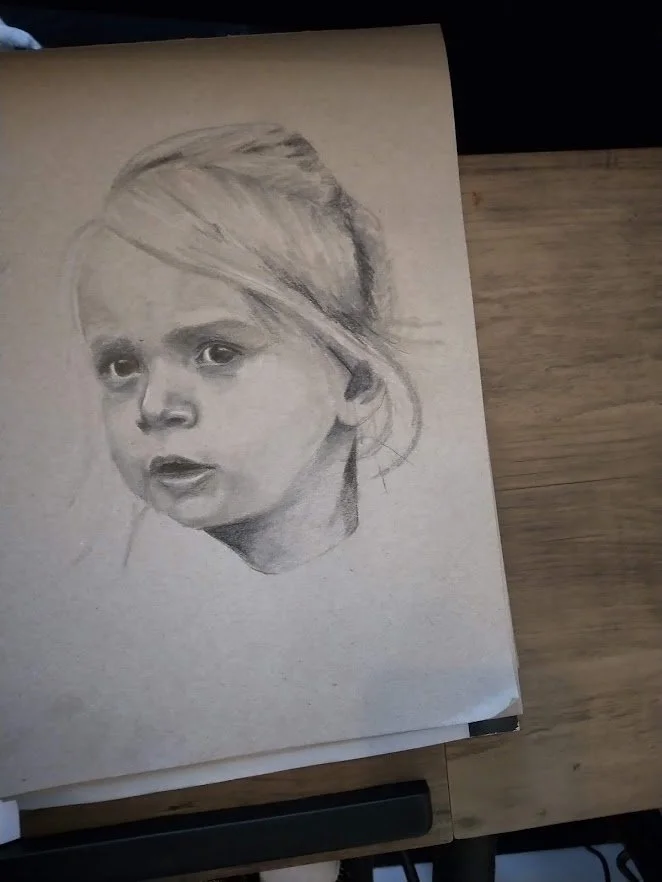 Potloodschets van een jong meisje met lang haar, naar links kijkend.