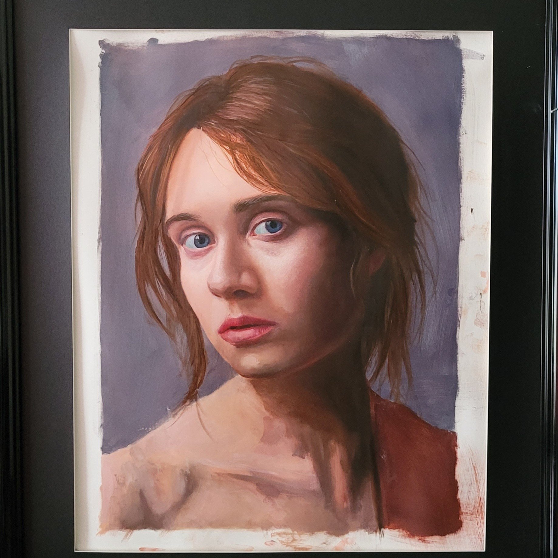 Een realistische olieverfschilderij van een jonge vrouw met rood haar, blauwe ogen en een bloot schouder, tegen een grijze achtergrond.