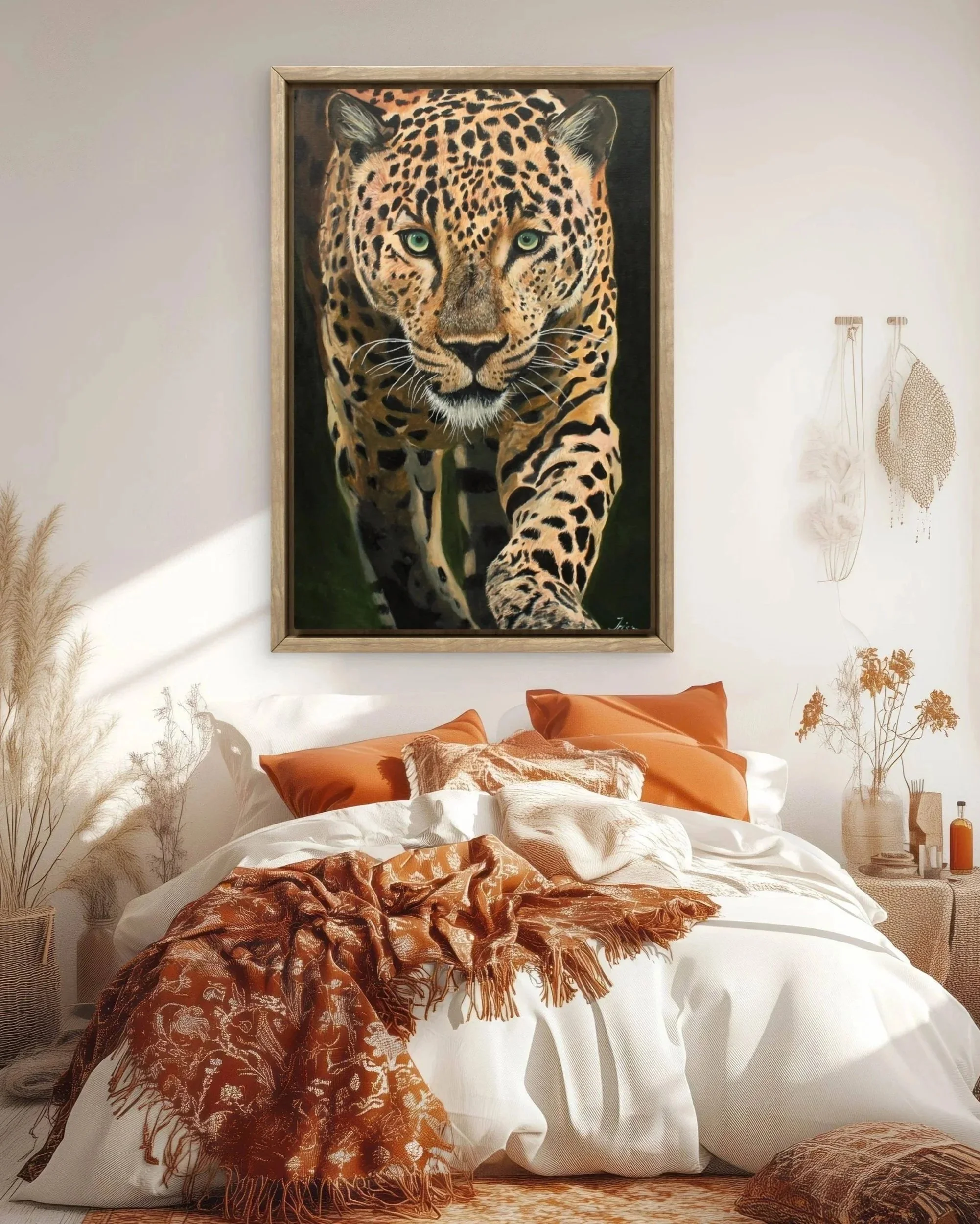 Een slaapkamer met een grote muurkunst van een jachtluipaard, een bed met oranje en witte kussens, een bruinachtig dekentje en gedroogde planten in vazen.