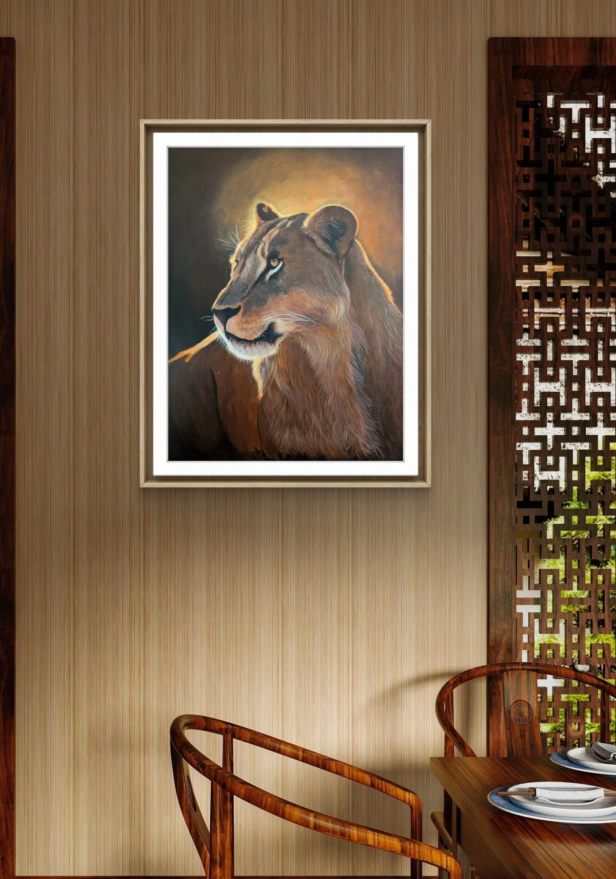 Een fotoschildering van een leeuw hangt aan een houten wand in een interieur met een tafel en houten stoelen.