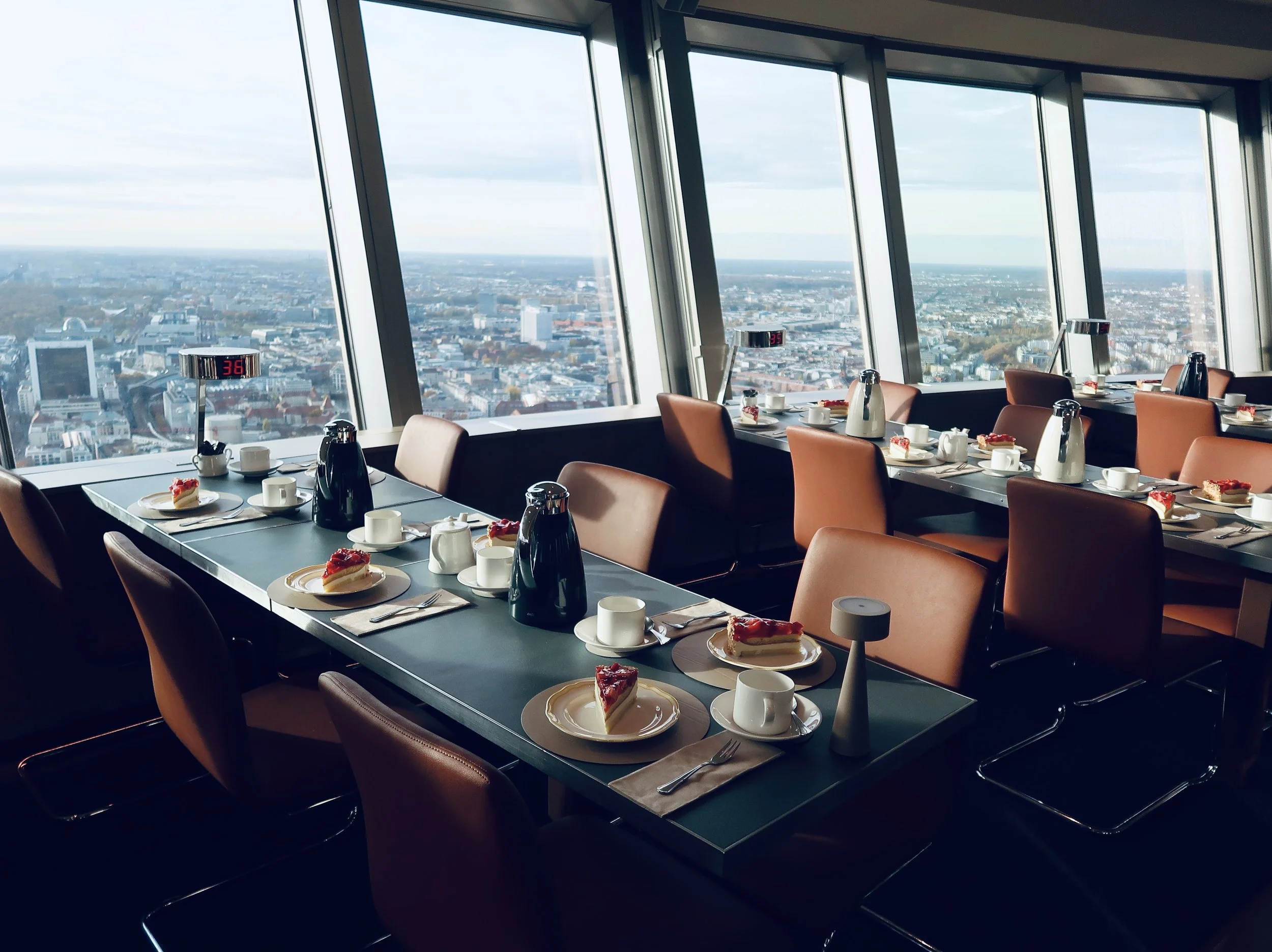 Restaurant Fernsehturm Berlin – Sanierung denkmalgeschütztes Wahrzeichen, Innenarchitektur für Tim Raue