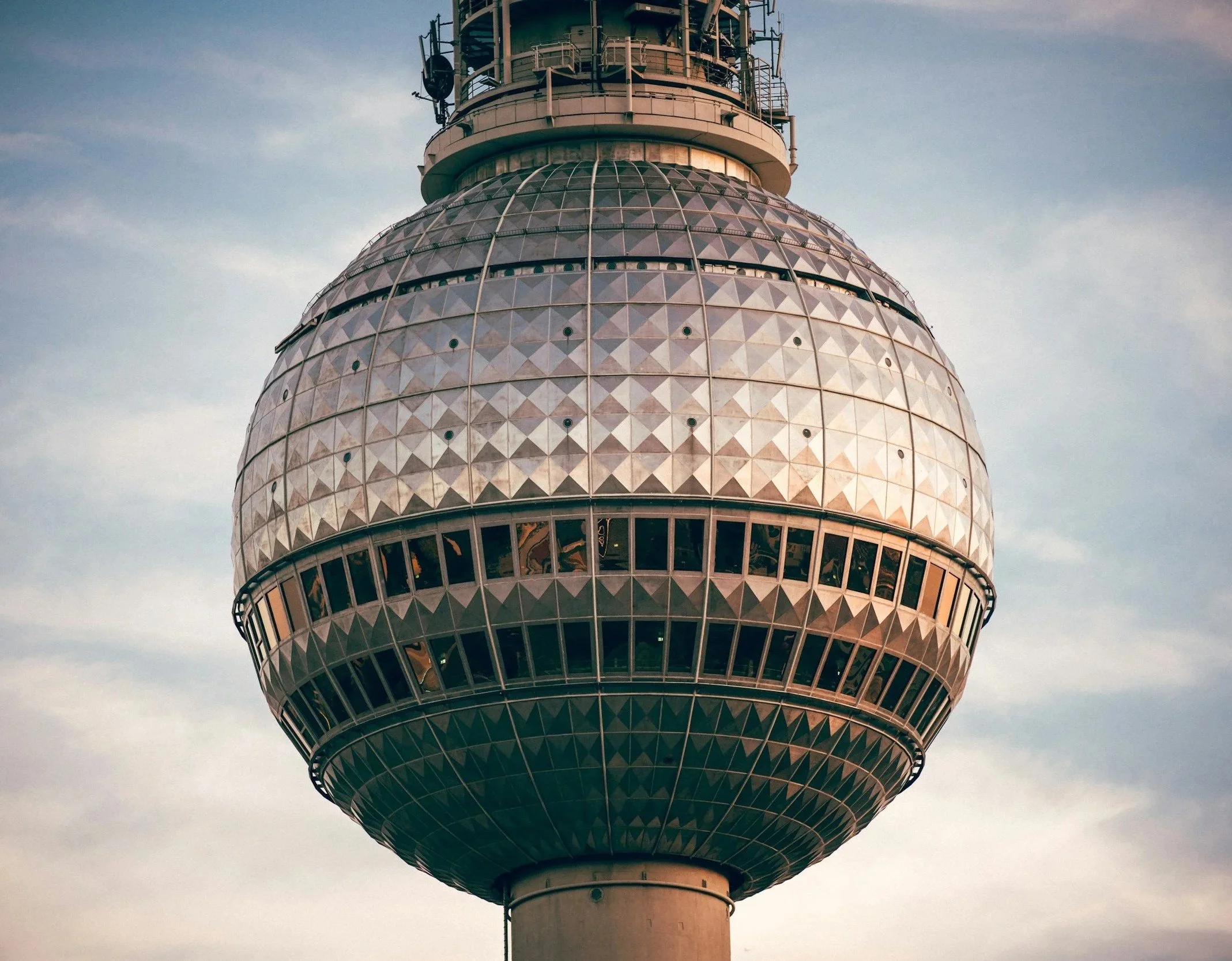 Restaurant Fernsehturm Berlin – Sanierung denkmalgeschütztes Wahrzeichen, Innenarchitektur für Tim Raue