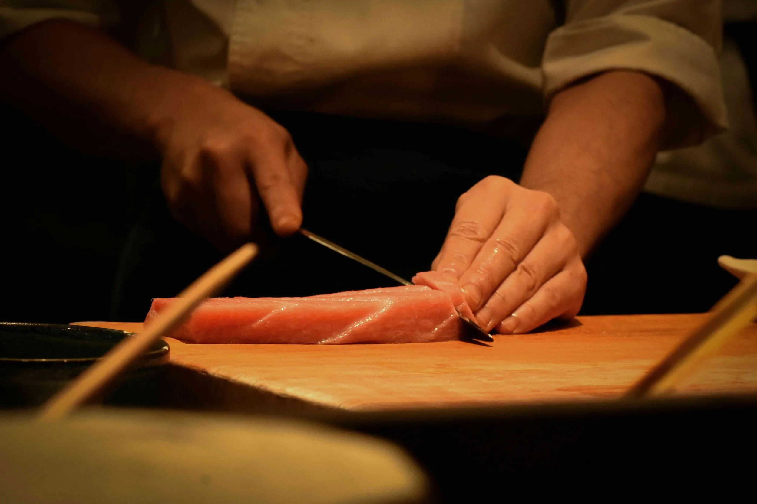 Master Ken Kawasumi demonstrating professional fish            butchery and filleting technique