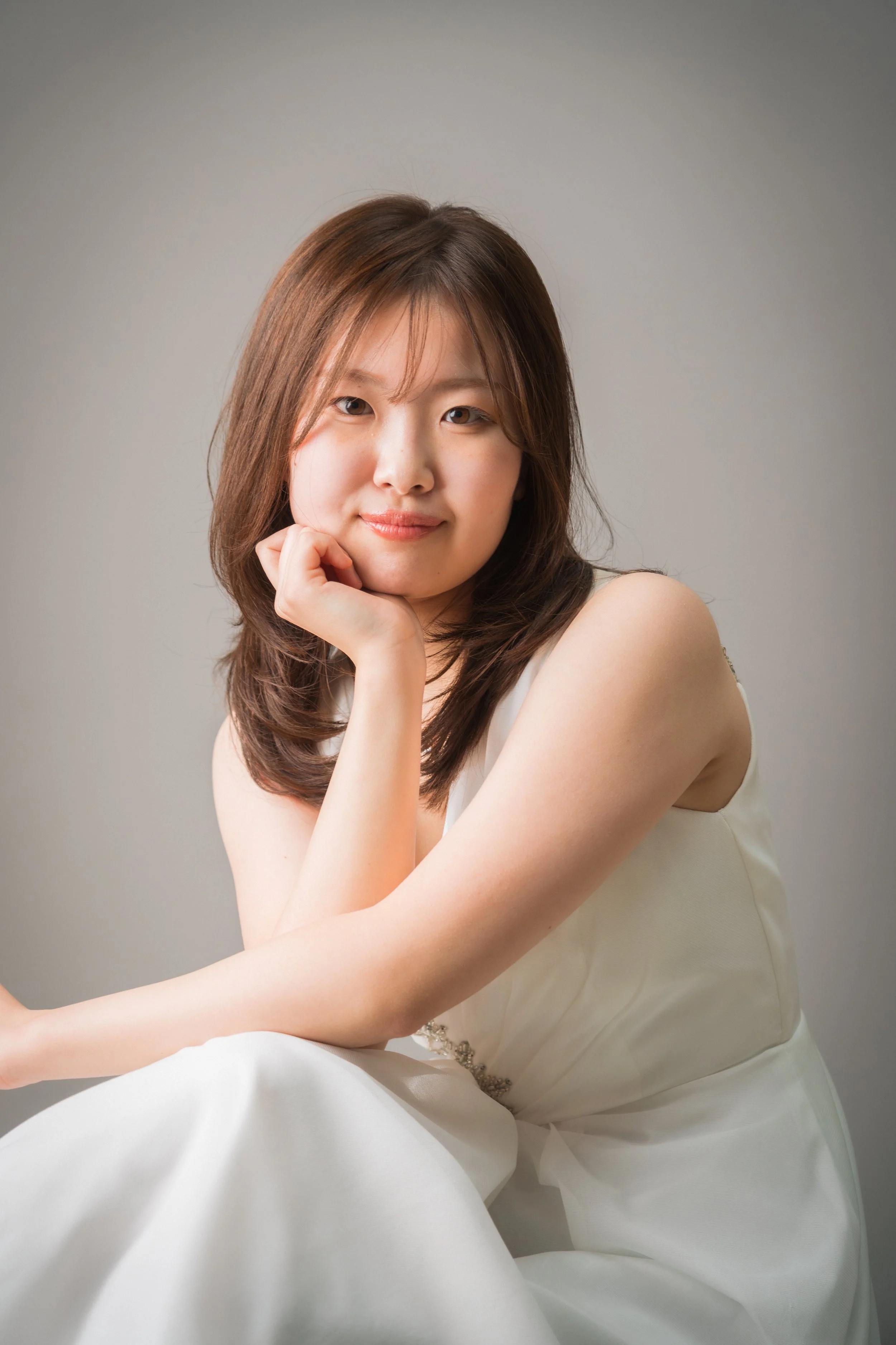 白いドレスを着た若い女性のポートレート写真