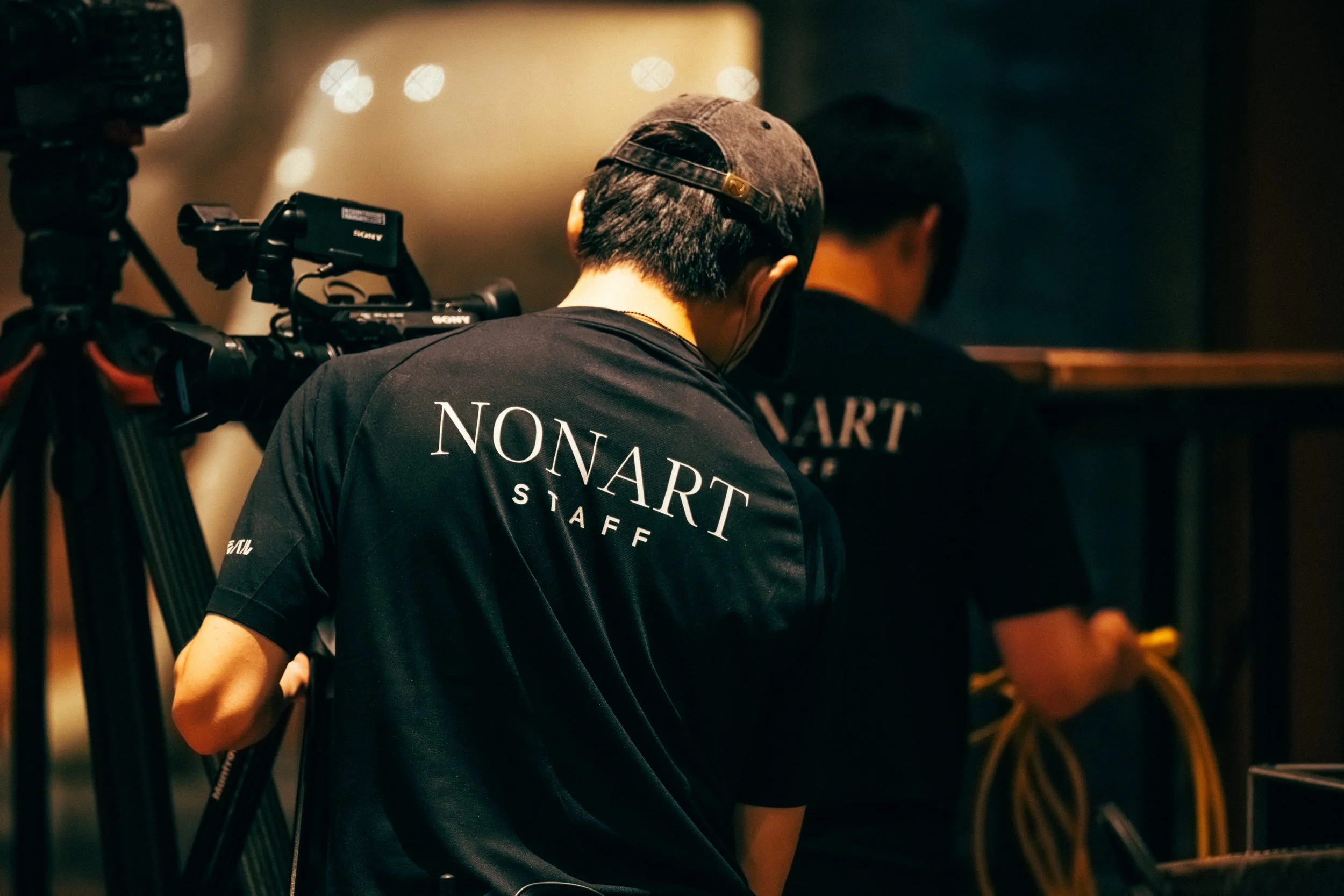 スタッフがカメラの準備をしている映画撮影現場の様子