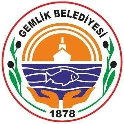 Gemiç Belediye logosu, balık ve liman simgeleriyle 1878 yılı ve daire içinde yer alıyor.