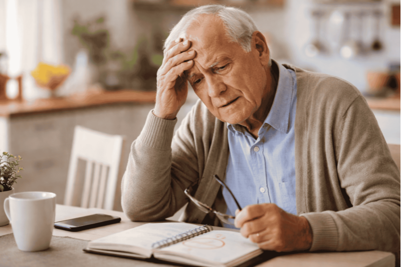 Älterer Mann hat Probleme beim Organisieren und Planen