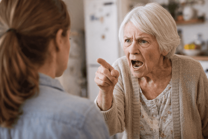 Ältere Demenzerkrankte beschimpft ihre Tochter