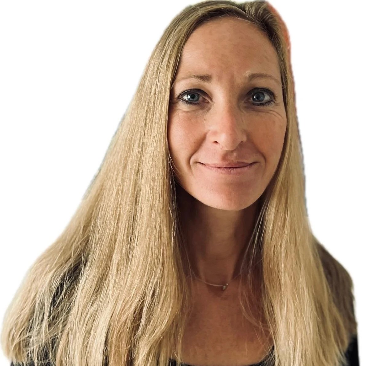 Nahaufnahme einer Frau mit langen blonden Haaren und blauen Augen, lächelnd, vor weißem Hintergrund.