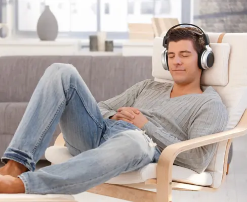 Cliënt is blij in zijn eigen woning verkregen met hulp van CareNest