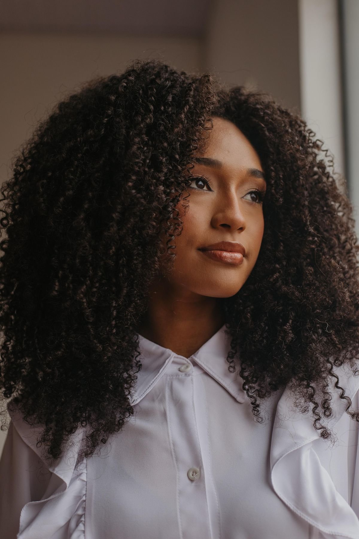 Portrait d'une femme noire au regard décidé, elle a pris une décision. Elle a une identité forte, une confiance ancrée. Elle est lucide.