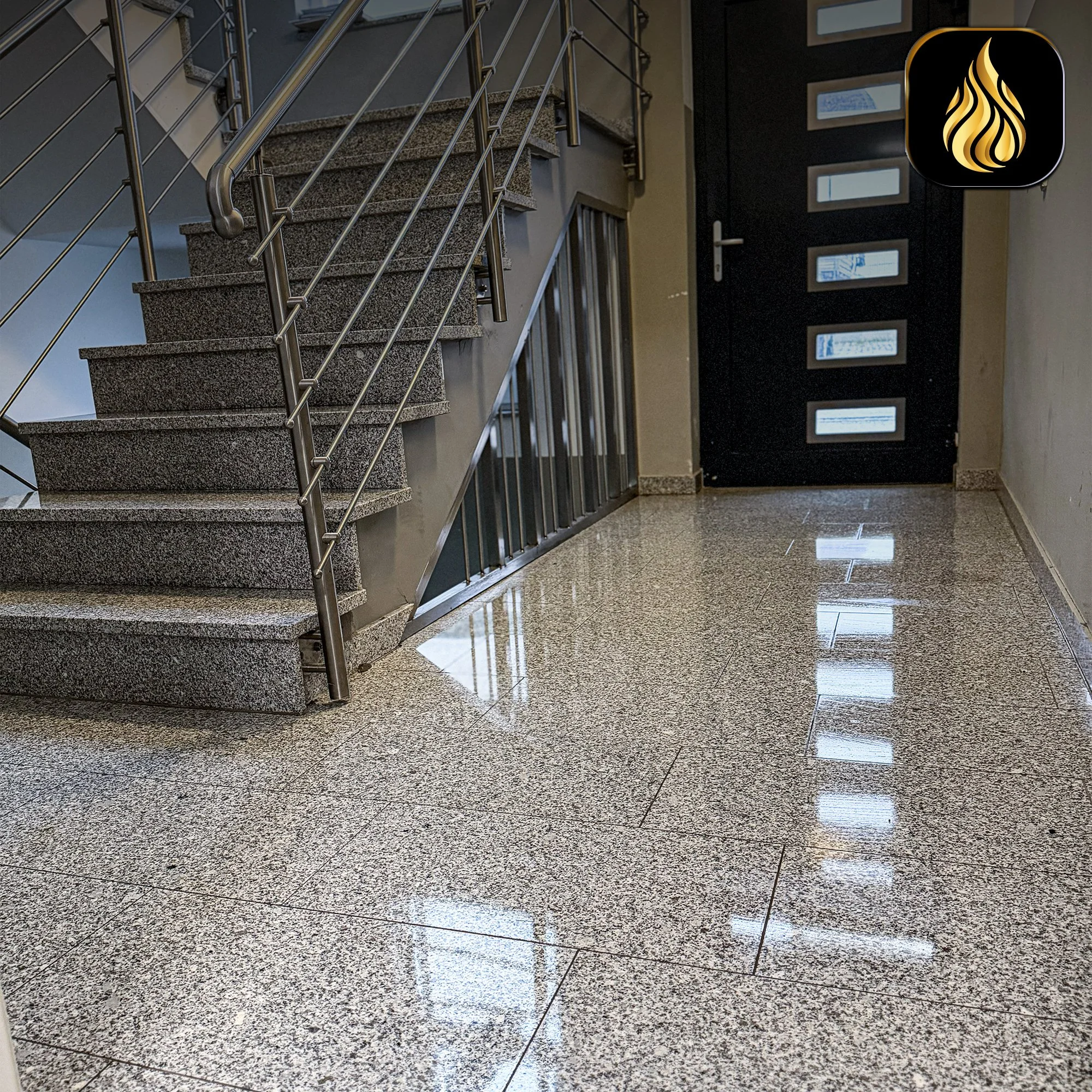 Gepflegter Eingangsbereich mit sauberem Fliesenboden