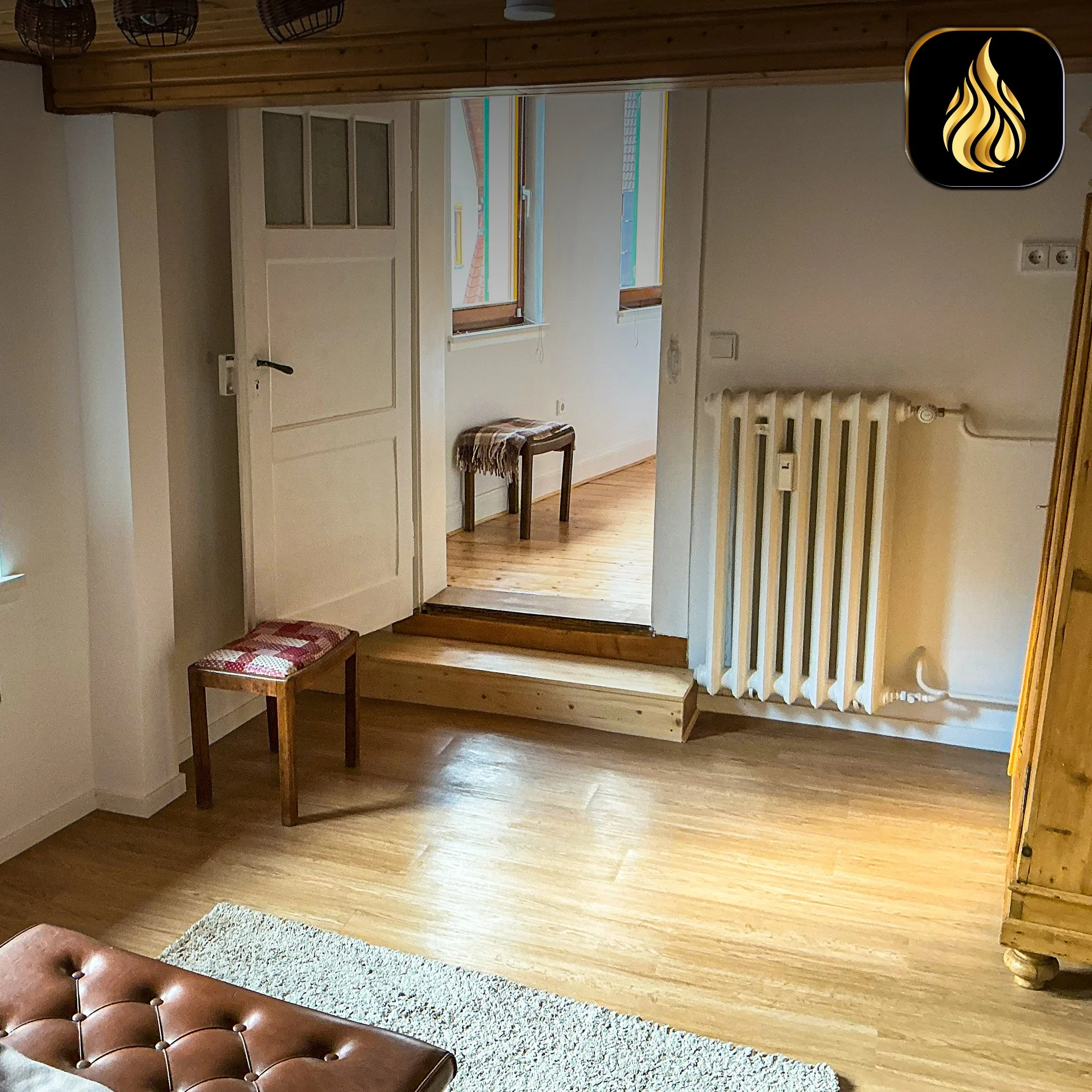 Gepflegter Wohnraum mit Holzboden nach professioneller Reinigung