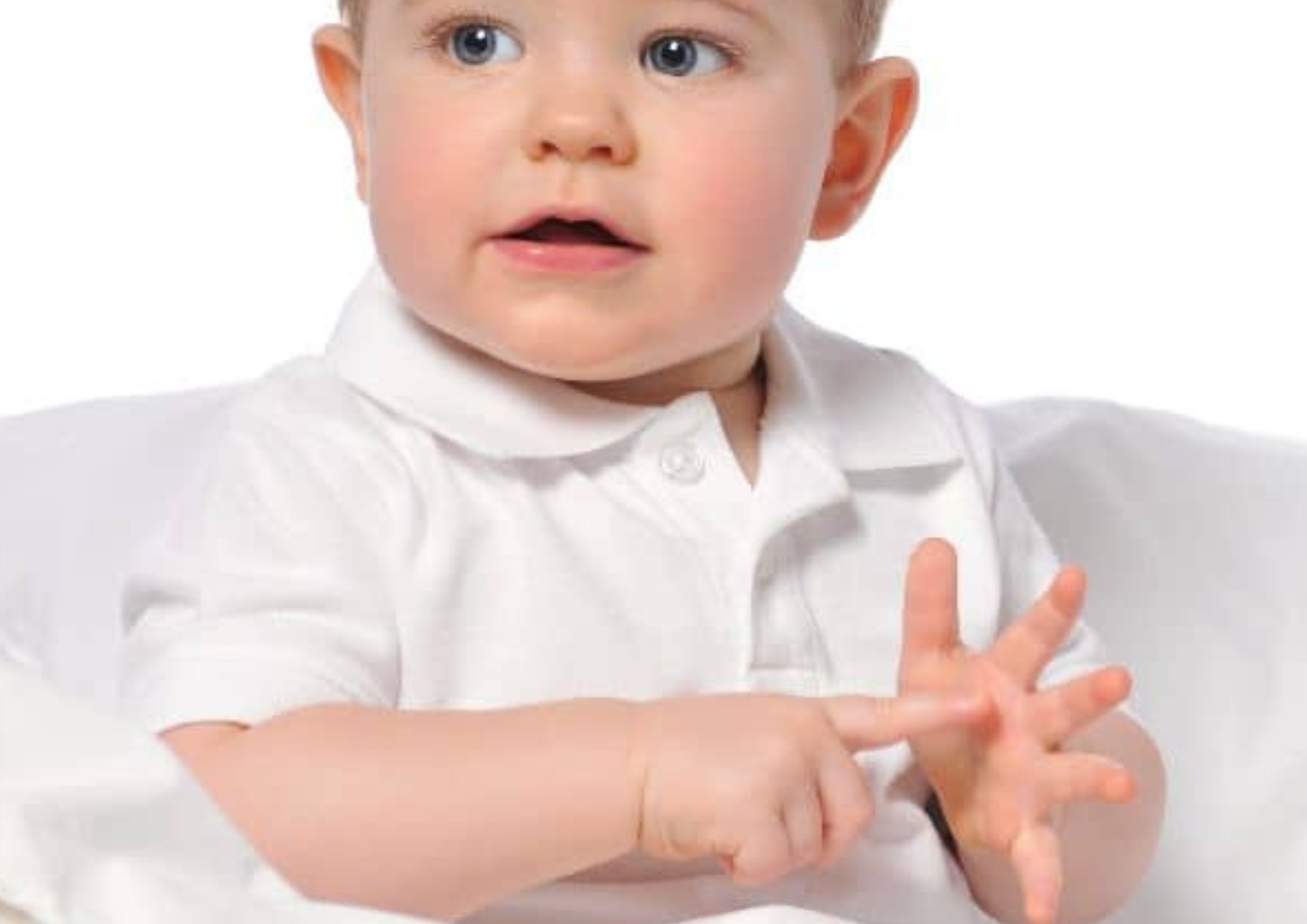 Enfant en chemise blanche montrant ses mains dans une pose de gesture.