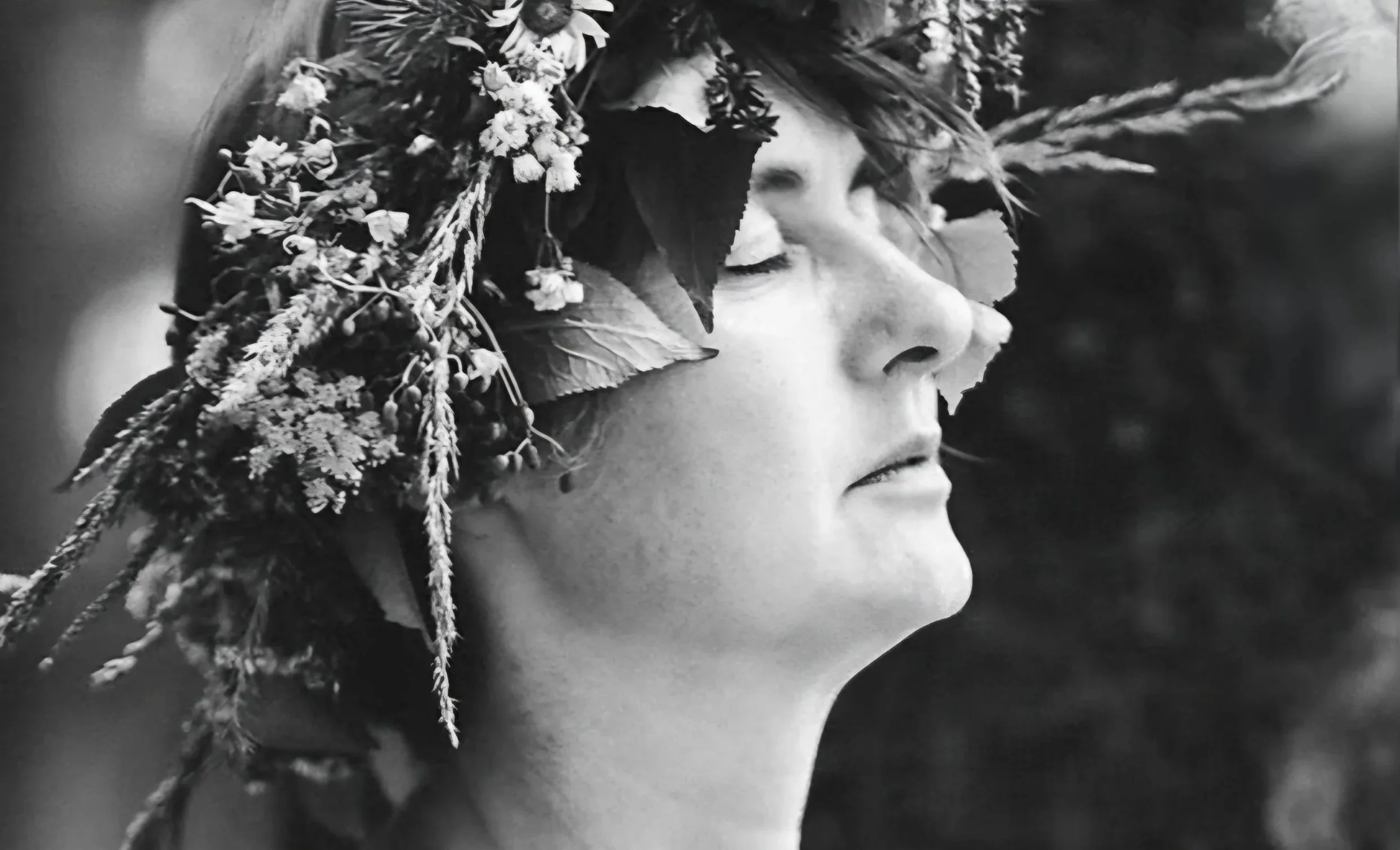 Petra Kasser, Kräuterpädagogin mit einem Blumenkranz im Haar
