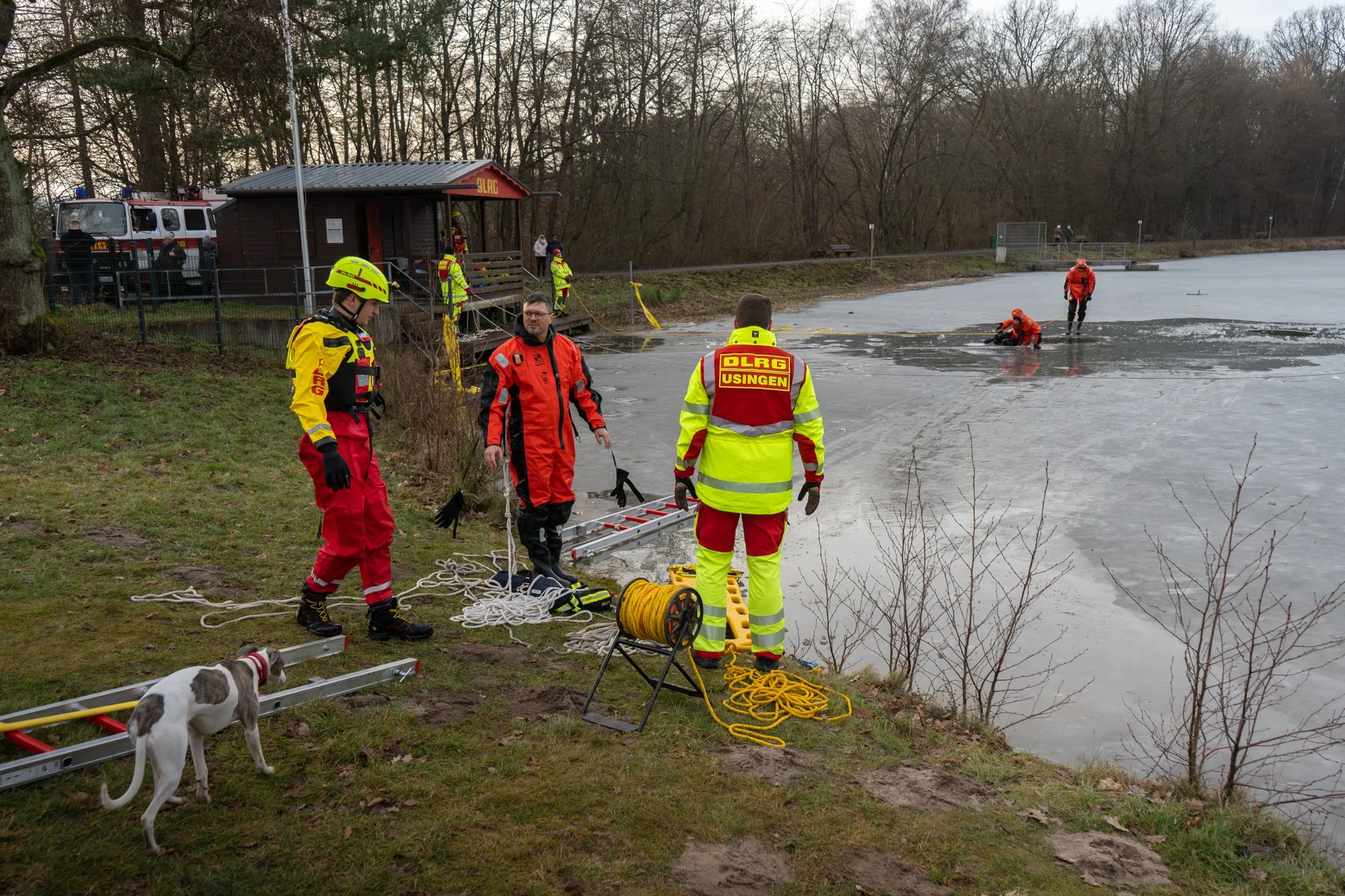 DLRG _ FW Eisübung -6.jpg