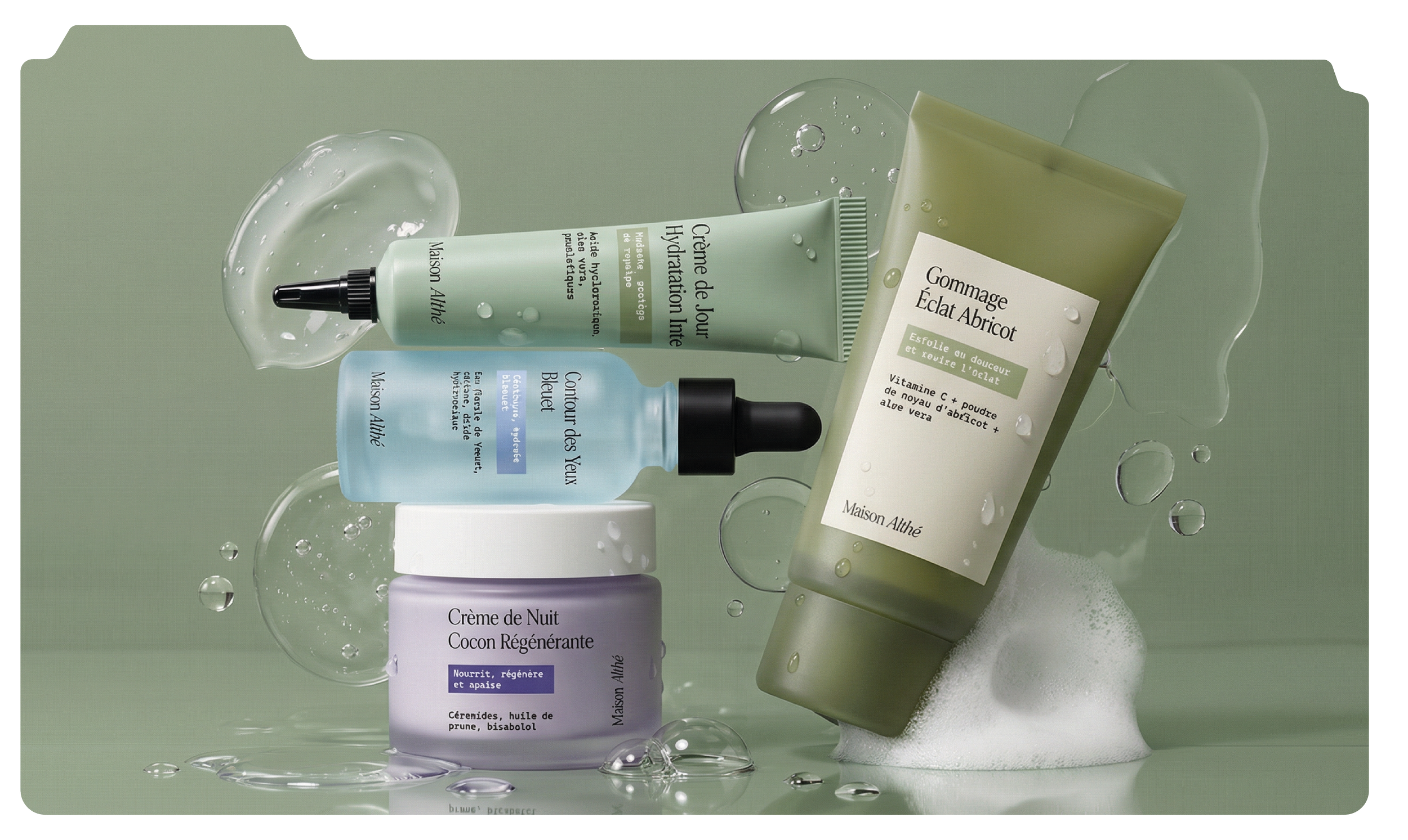 Design graphique et direction artistique d'une Gamme de produits de soins pour la peau, incluant une crème hydratante, un sérum pour les yeux, une crème de nuit, et un gommage, avec des éclaboussures d'eau en arrière-plan.