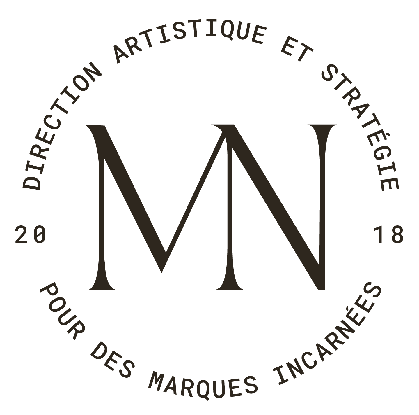Logo circulaire avec le texte 'DIRECTION ARTISTIQUE ET STRATÉGIE POUR DES MARQUES INCARNÉES' entourant un grand 'MN' au centre, avec la date 2018.
