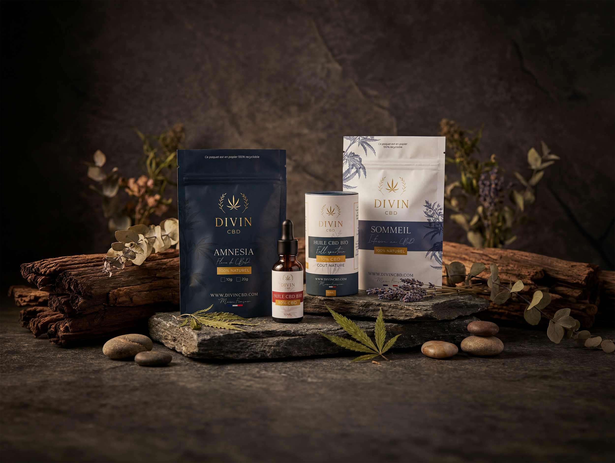 Graphisme et Direction artistique de la gamme de Produits CBD de la marque Divin, incluant des sachets et des emballages, disposés sur une surface avec des pierres et des feuilles séchées en décor.