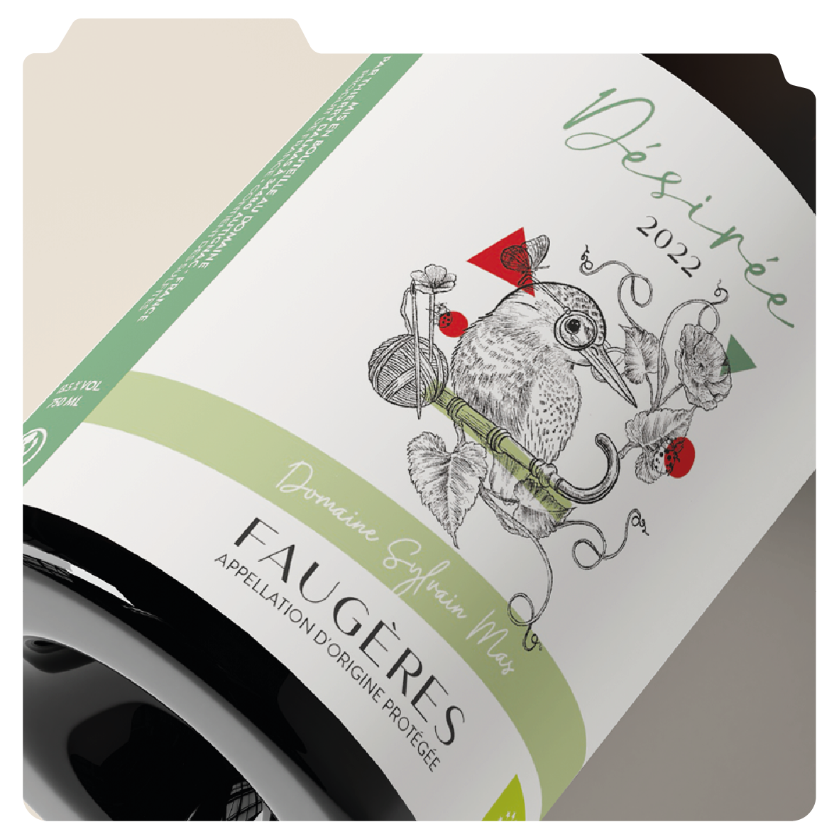 Graphisme d'une Étiquette de vin portant le nom 'Faugères 2022', avec dessin d'un oiseau et de fleurs, en français, indiquant la provenance dans le domaine Sylvain Mas.
