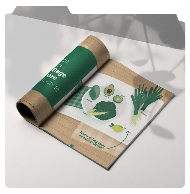 Mise en page d'une brochure sur le gaspillage alimentaire dans les cantines.Brochure posée sur une table, montrant des illustrations de fruits et légumes avec des descriptions et flèches, accompagnée d'un rouleau de papier.