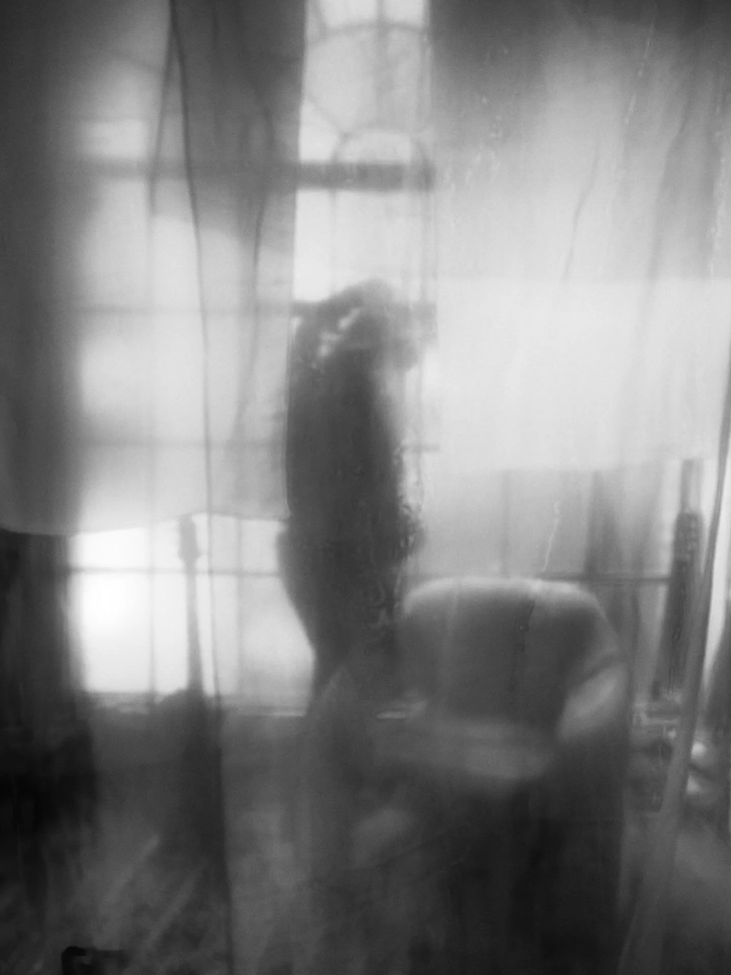 Self portait, studio experiments with iridescent veils, and the endless dilemma betwen color vs black and white. #studiophotography #selfportrait #blackandwhitephotography