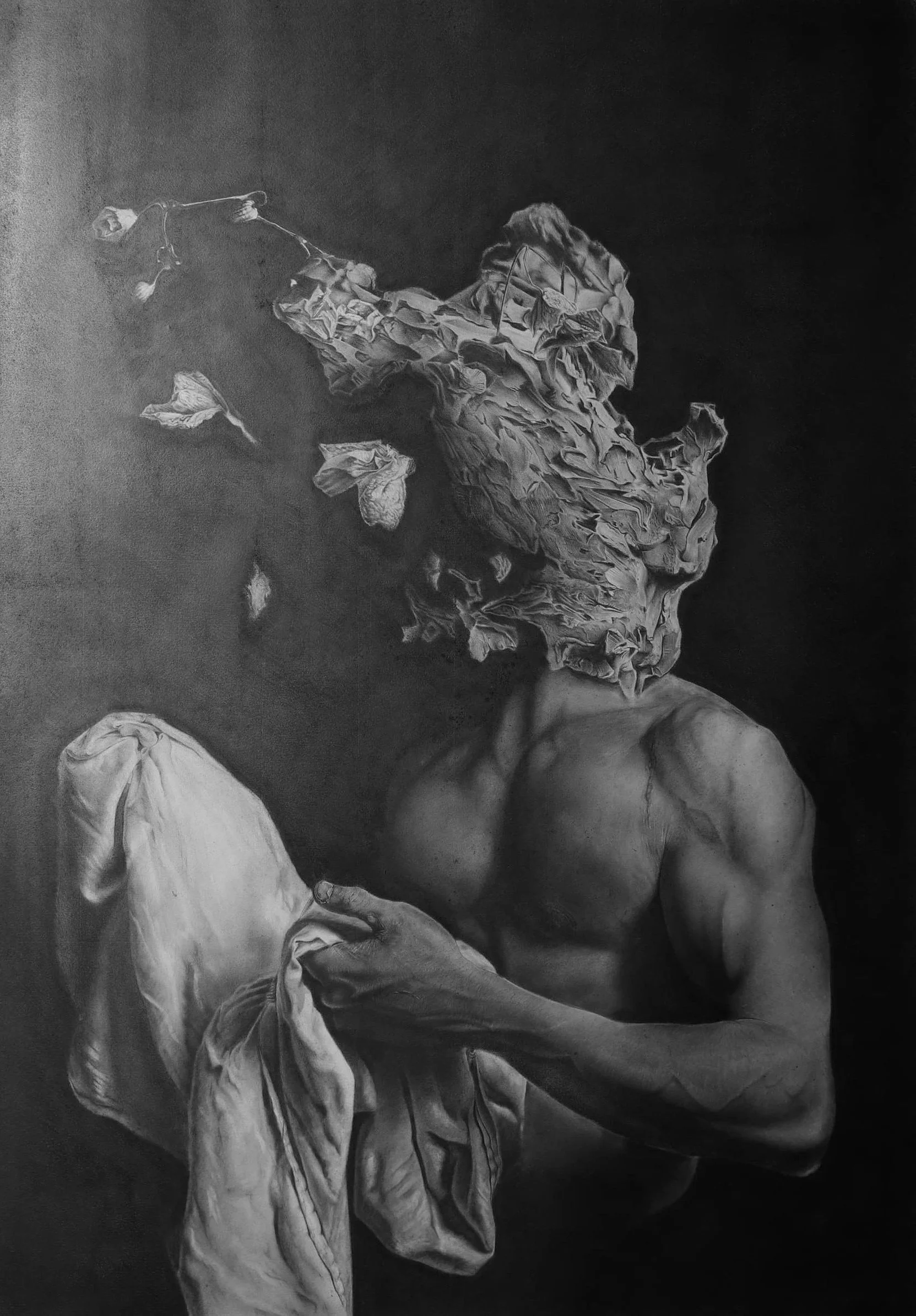 Œuvre surréaliste en noir et blanc d’un homme musclé tenant un tissu, avec une tête en argile déformée, et des morceaux d’argile flottant autour.