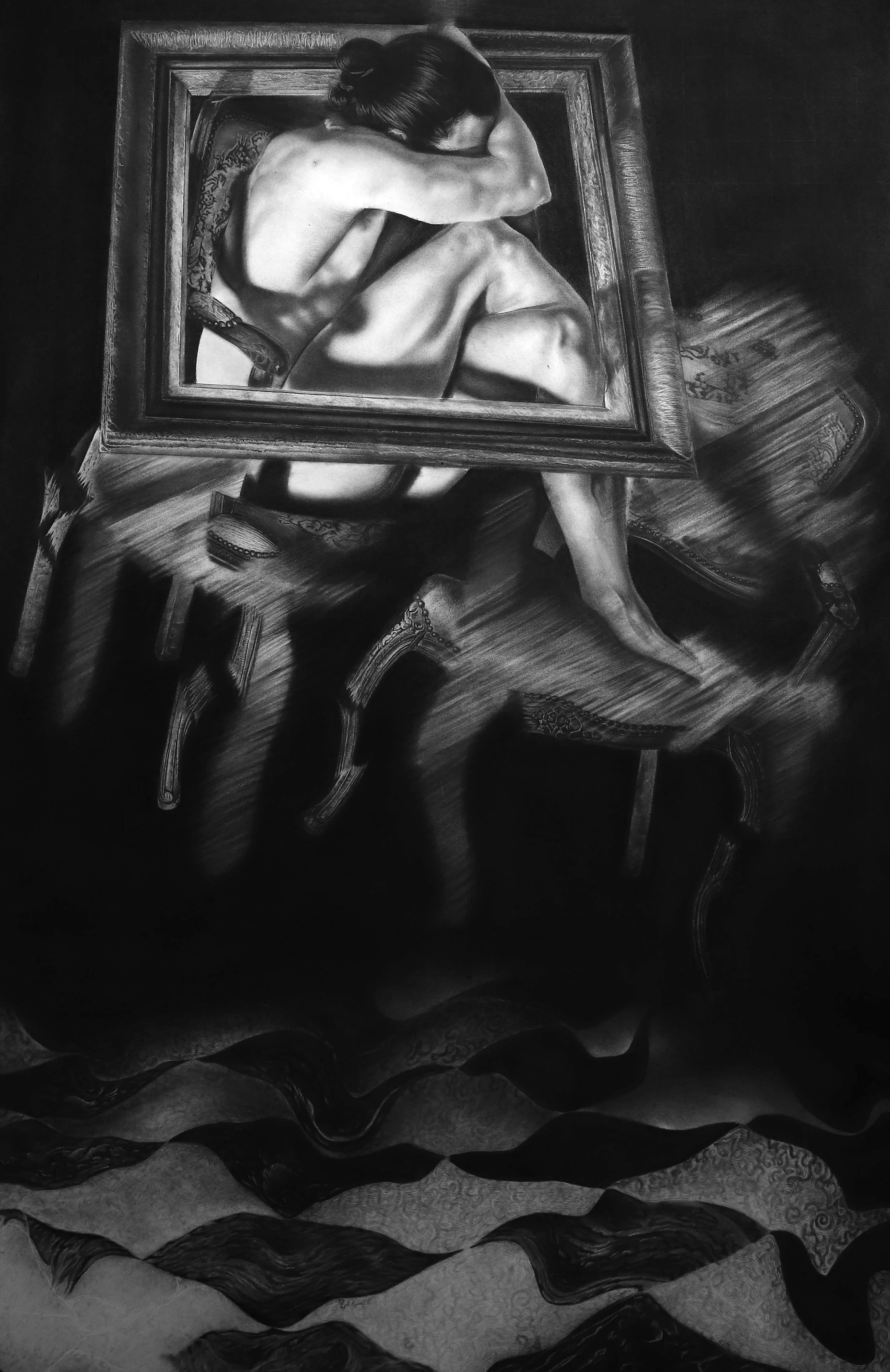 Œuvre surréaliste en noir et blanc représentant un homme replié sur lui-même sur deux chaises pendant une chute au-dessus d’un sol en damier, entouré d’un cadre, avec un effet de flou.