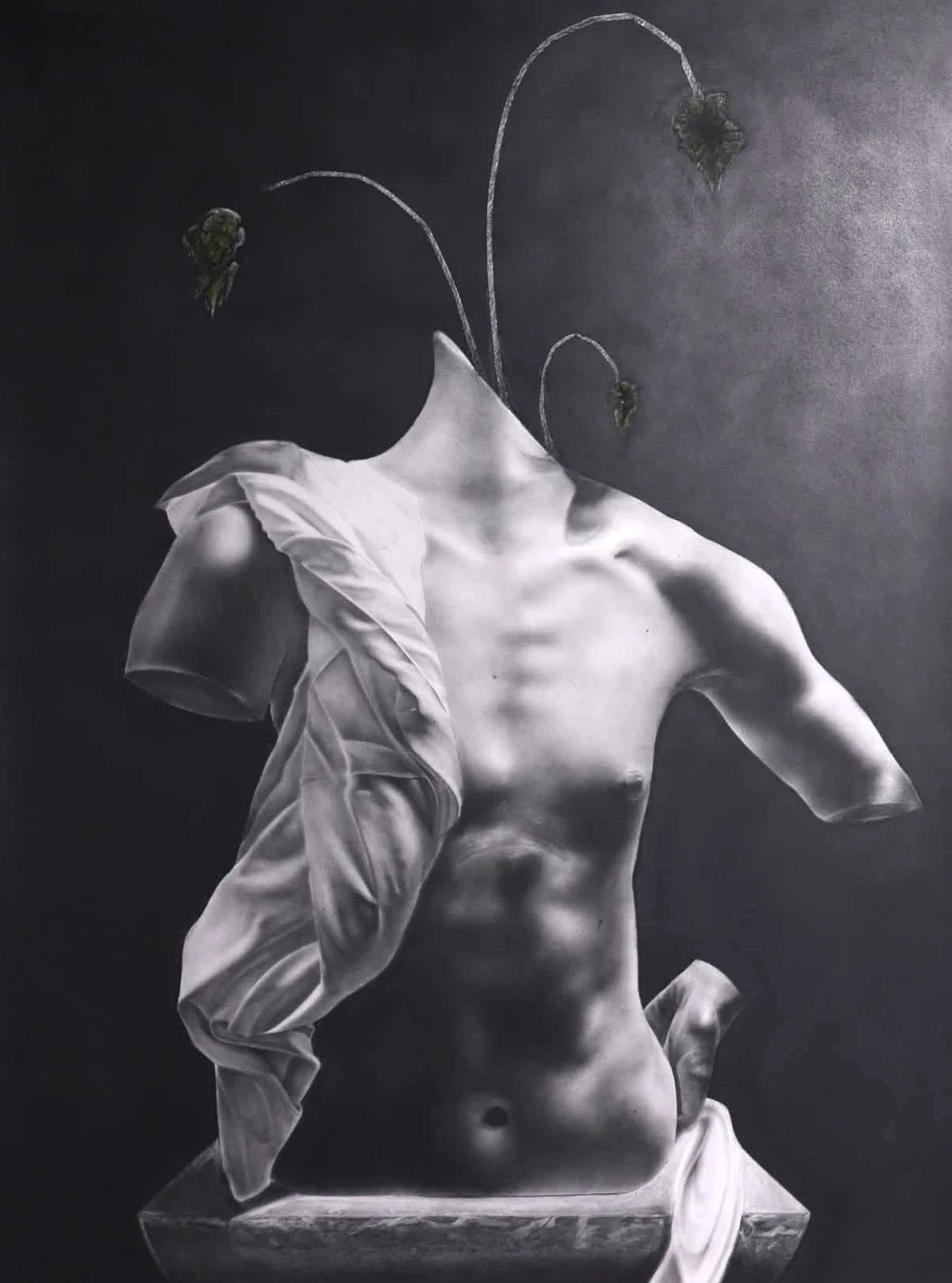 Œuvre surréaliste en noir et blanc d’un torse humain sans tête, avec des feuilles fanées pendantes servant de traits du visage, un drapé partiel sur une épaule, sur fond sombre.
