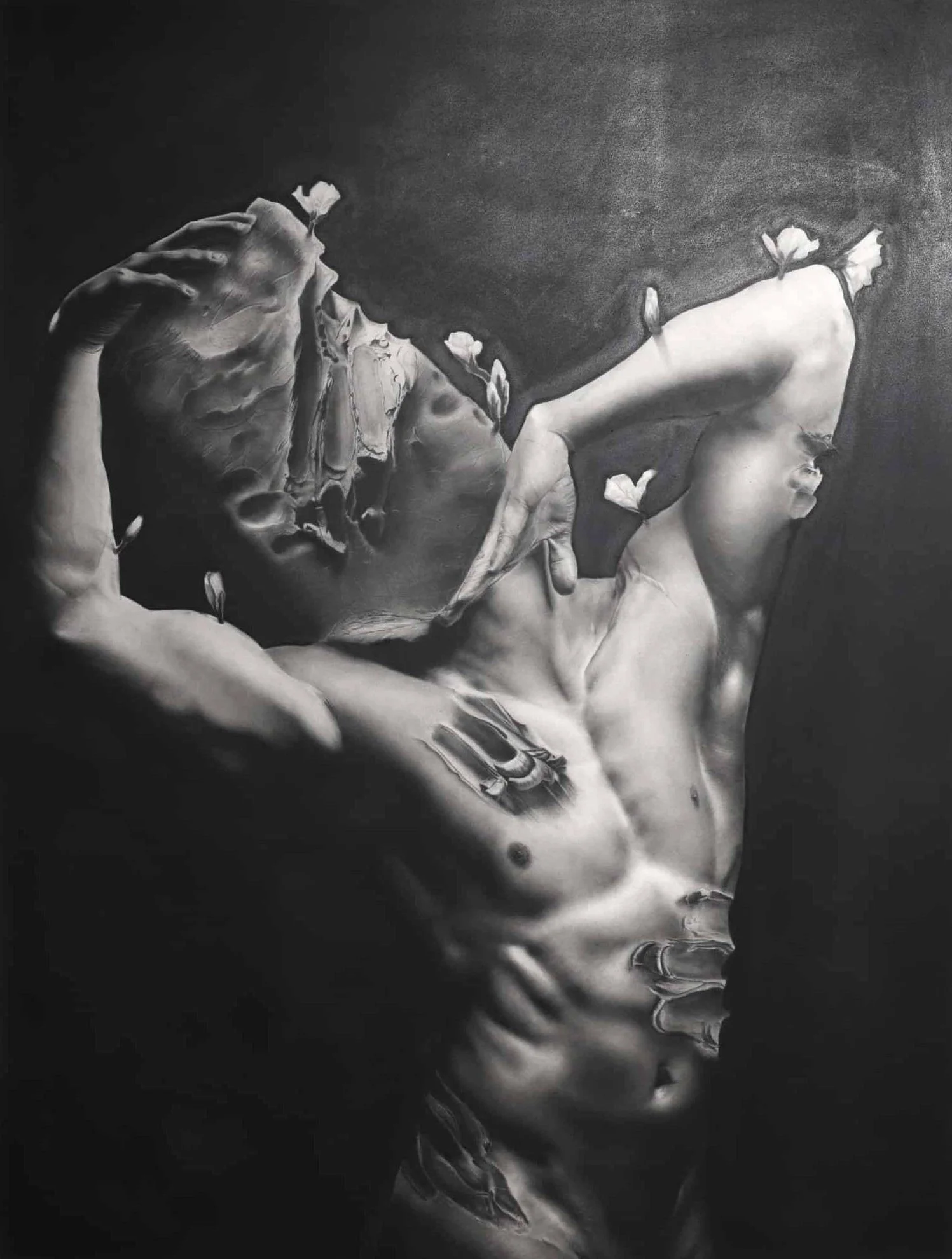 Œuvre en noir et blanc représentant un homme dont la tête est remplacée par un bloc d’argile déformé avec des traces de doigts, et dont les mains et le torse sont entrelacés avec des fleurs poussant dessus.