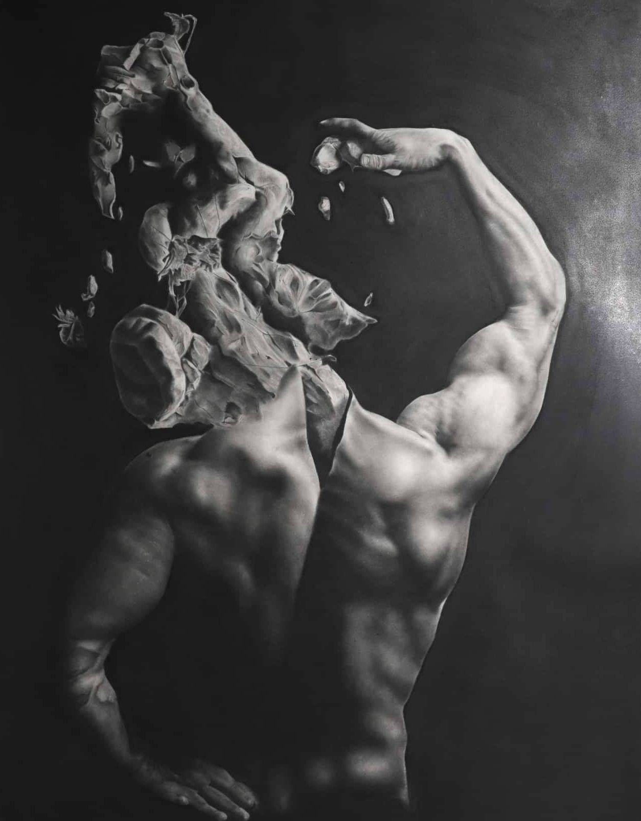 Œuvre en noir et blanc d’un homme musclé dont la tête est remplacée par une forme d’argile déformée.