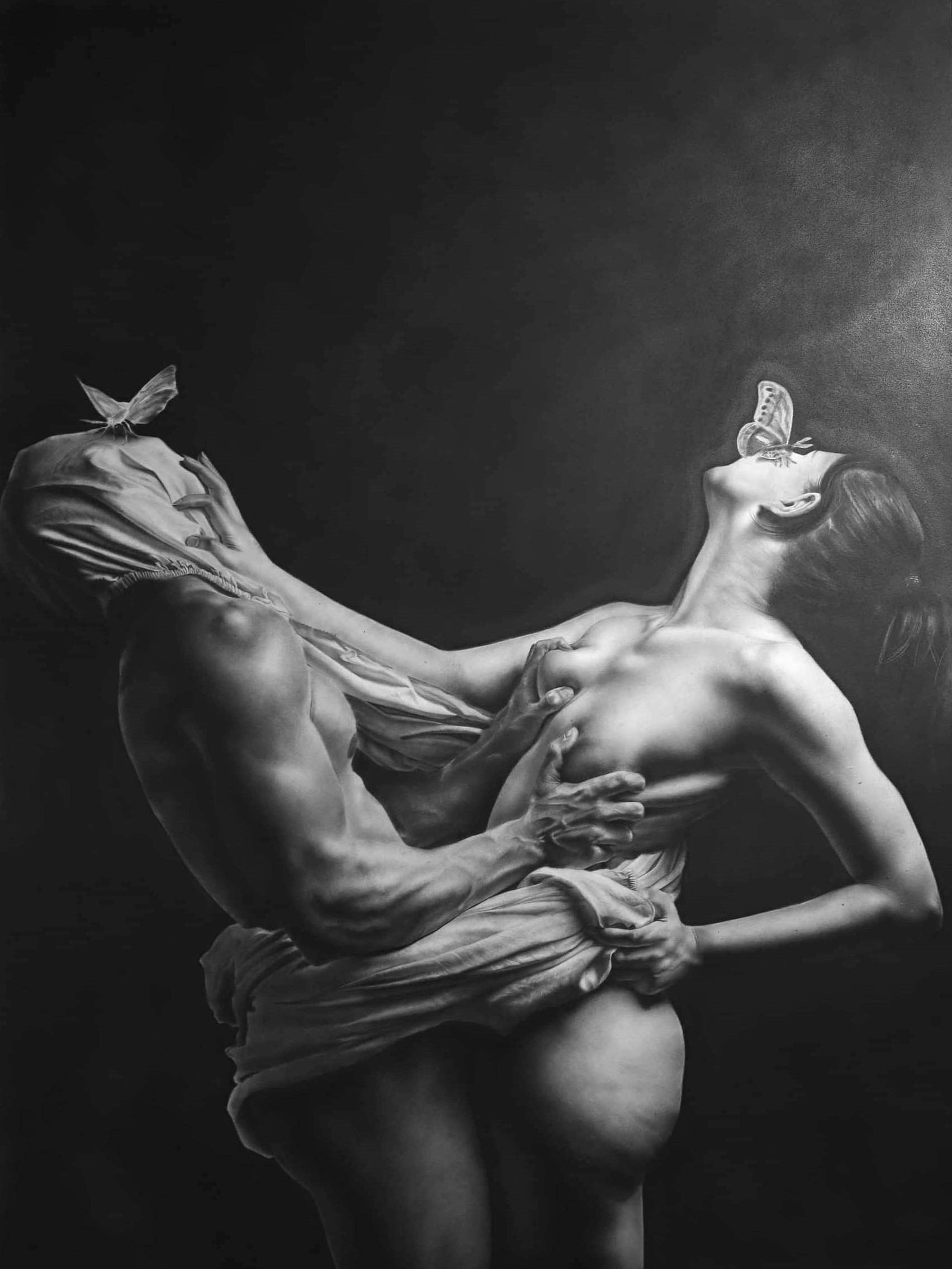 Œuvre en noir et blanc représentant un homme et une femme nus, collés l’un à l’autre tout en se repoussant, avec des papillons sur le visage de la femme.