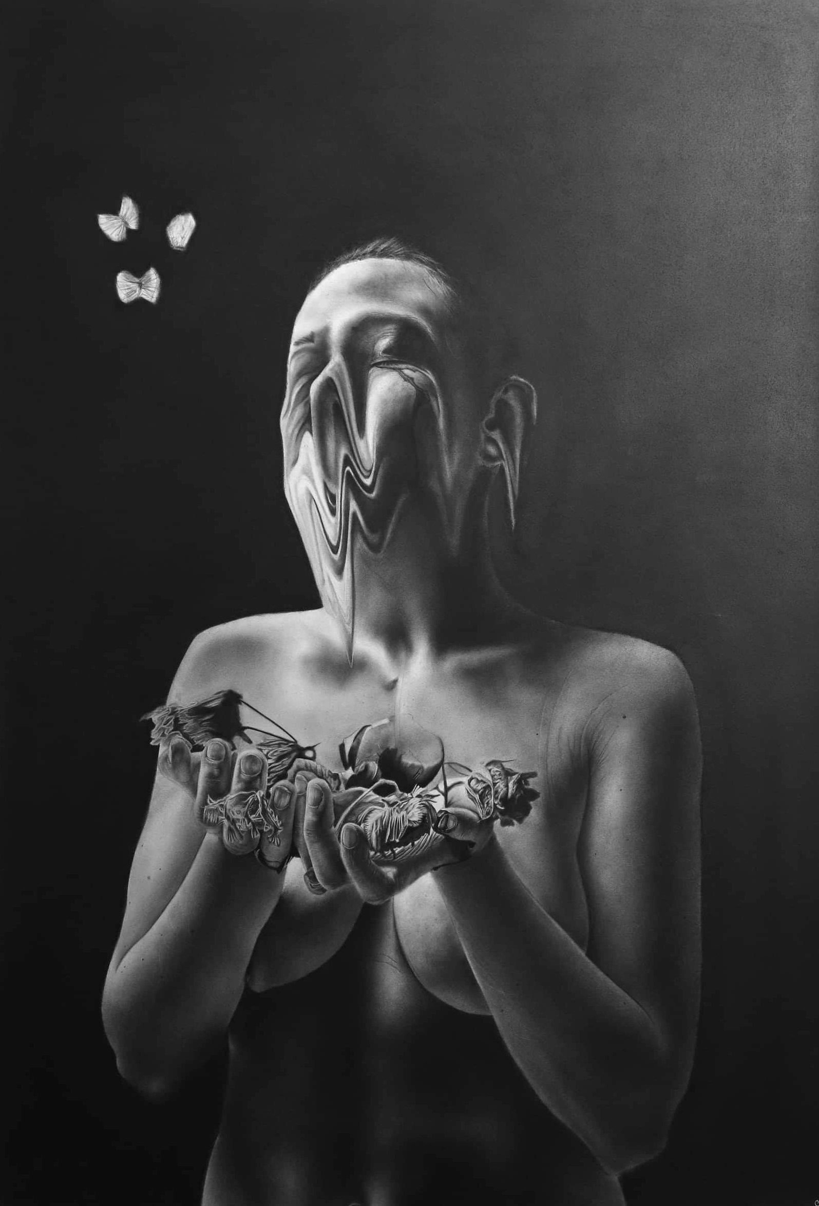 Œuvre surréaliste en noir et blanc d’une personne tenant des pétales fanées et des morceaux de verre, avec le visage déformé et fondant, et des papillons près de la tête.