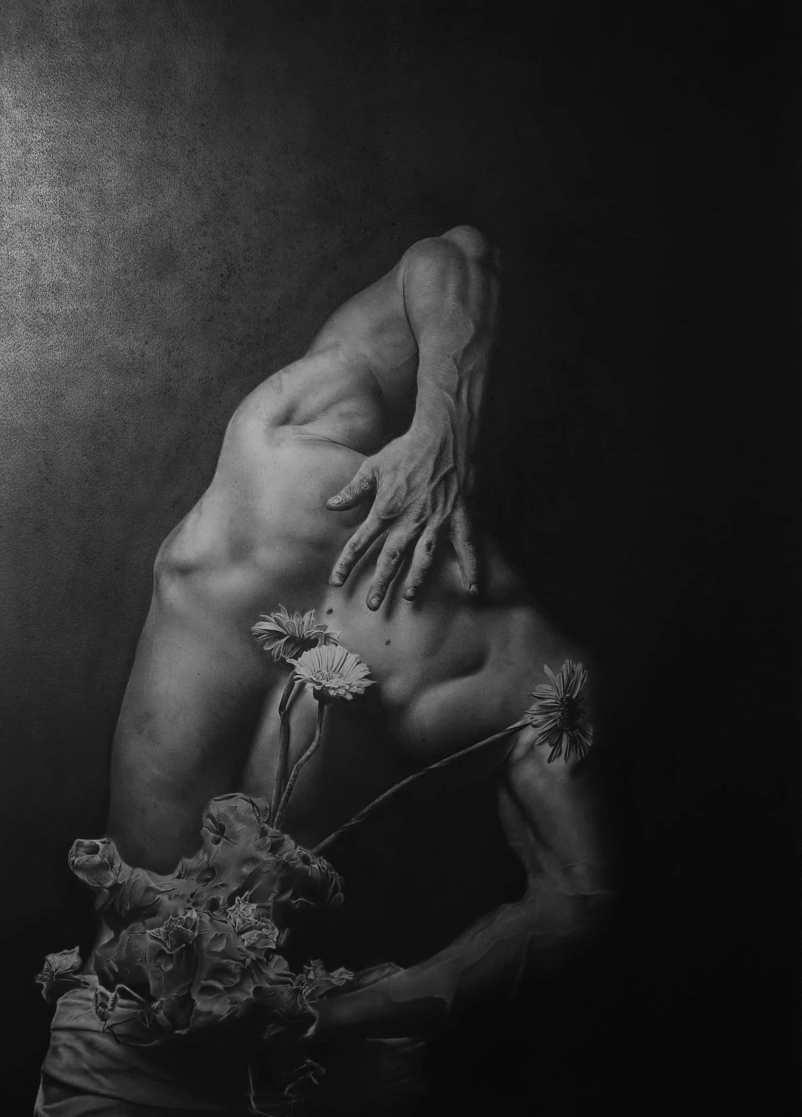Œuvre en noir et blanc d’un homme nu, le visage couvert, se fondant dans un fond sombre. Son corps est entrelacé de fleurs, dont des marguerites et d’autres fleurs.