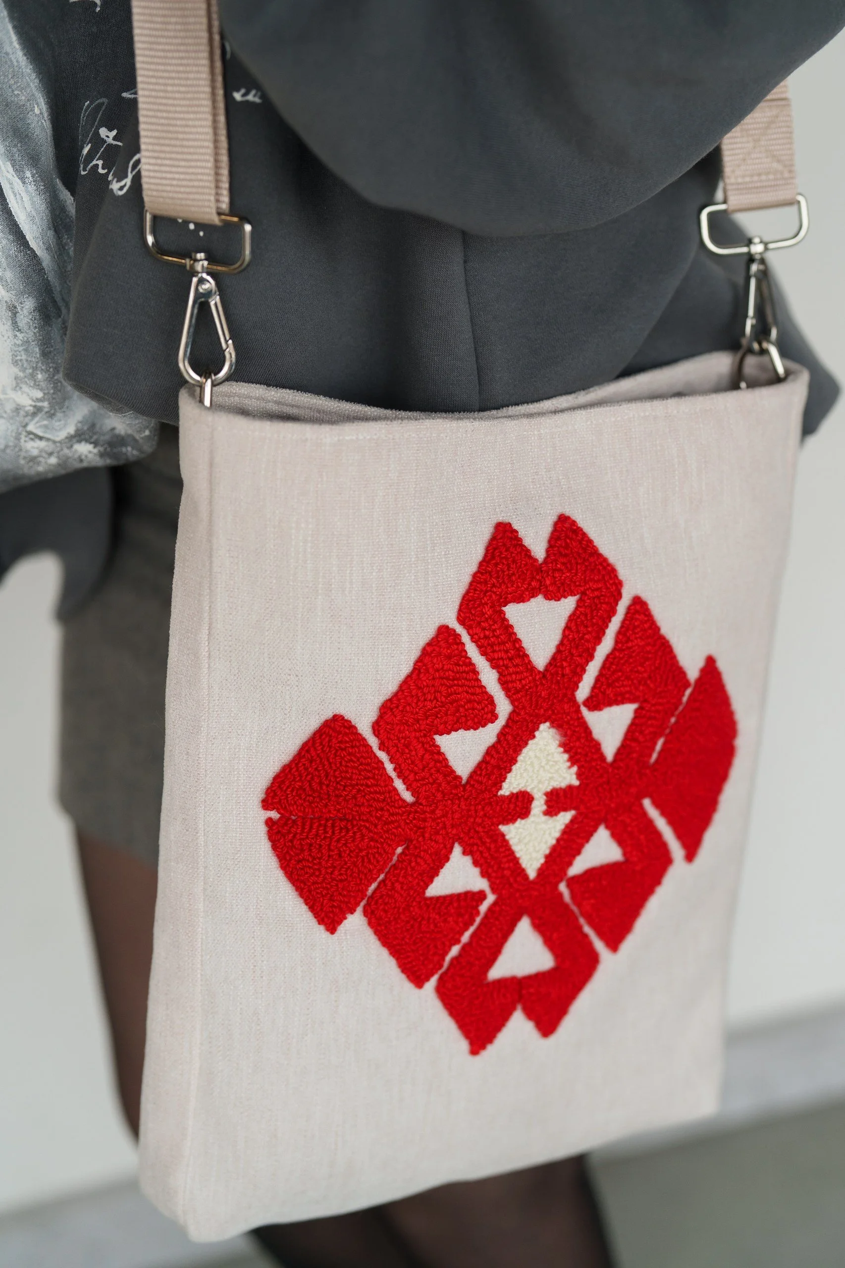 Shoulder bag with carpet design.jpg