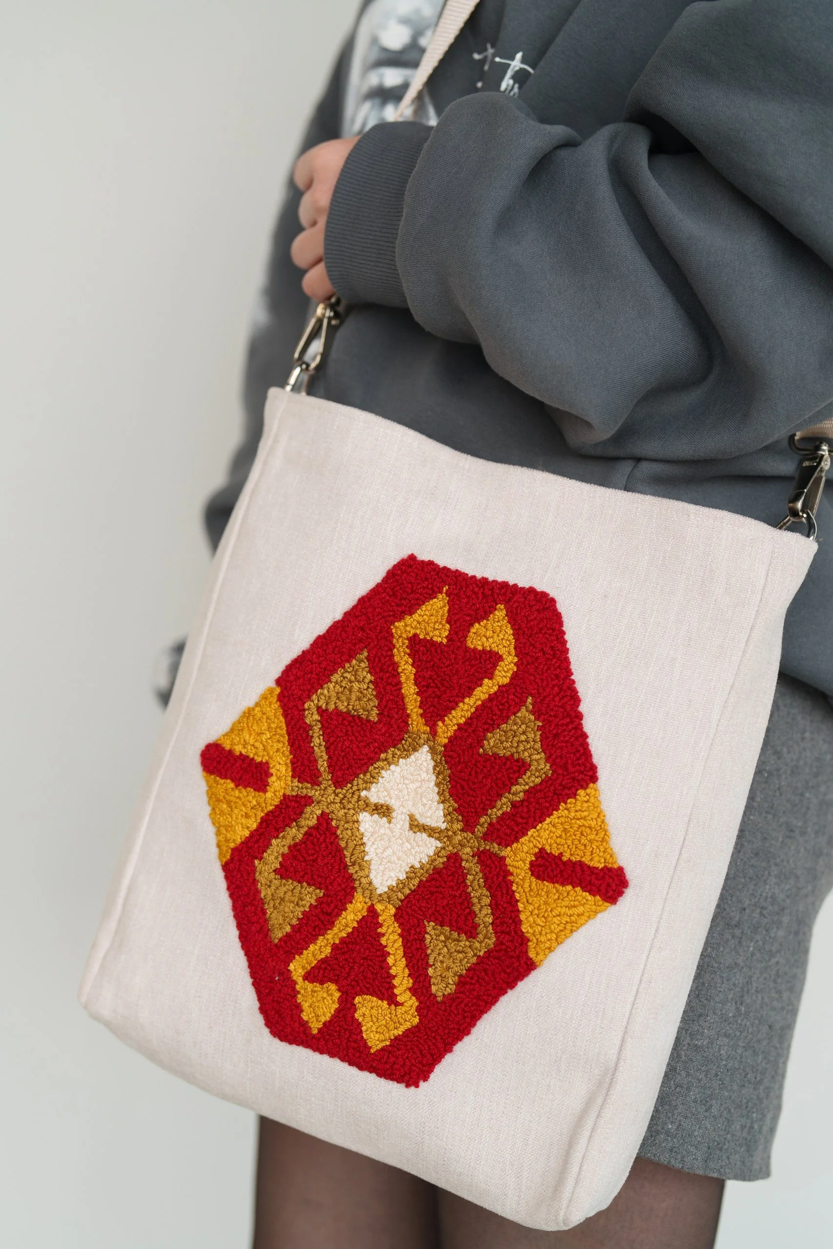 Shoulder bag with carpet design 2.jpg