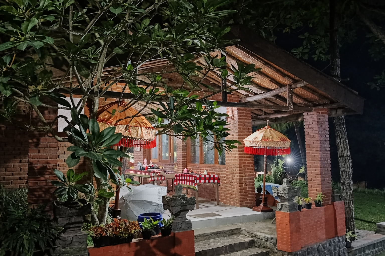 Tradisional Bali Dekorasi Sewa Vila Narwastu di Pacet, Mojokerto untuk retreat, LDKS, team building, dan acara grup. Vila nyaman, luas, dan fasilitas lengkap. Vila di Pacet Harga Murah. Tempat retret, gathering, ldks di Jawa Timur