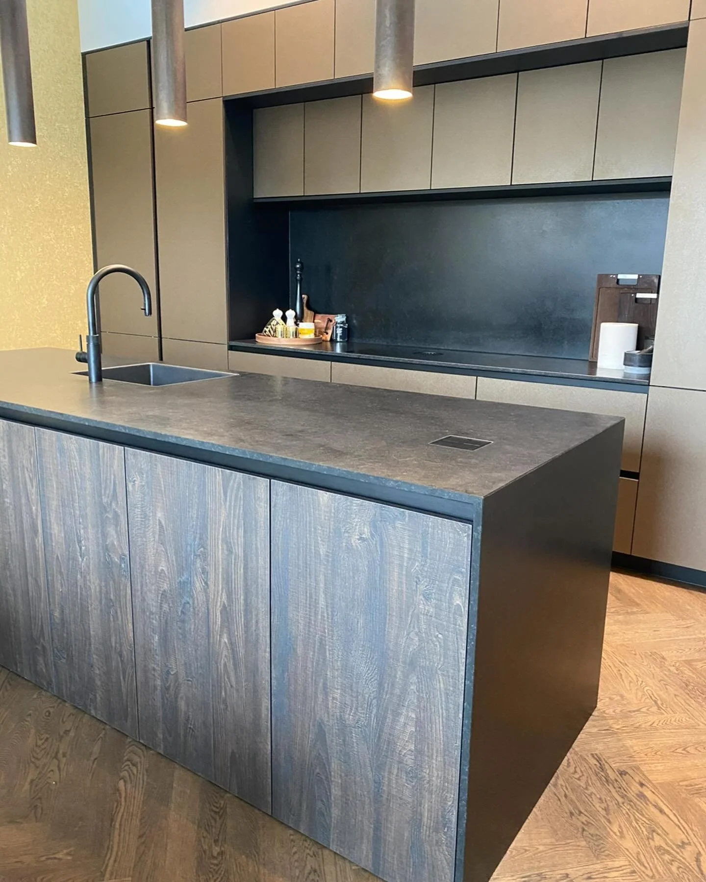 Bordplade i sort granit, Nero Assoluto. Planlimet kogeplade, vask og stikkontakt  #bordplade#k&oslash;kken#renovering #renoveringsprojekt #nythus #nybyggeri #nytk&oslash;kken #totalrenovering #kbhbordplader #nybyg #bordplader #