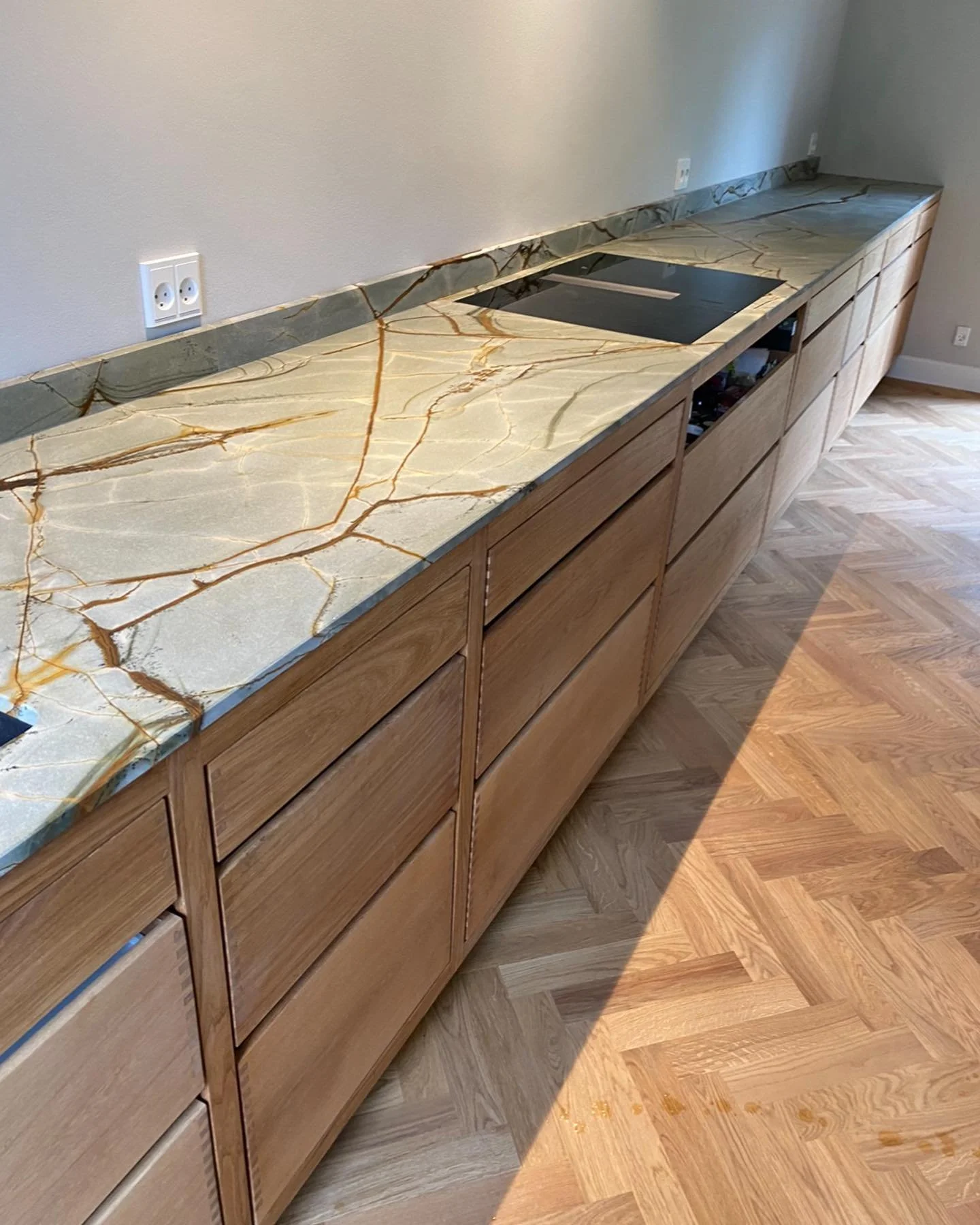 Quartzite, Blue Roma.  #renovering#totalrenovering#nythus#nytk&oslash;kken#bordplade#k&oslash;kken#selvbygger#selvbyg#bordplade#