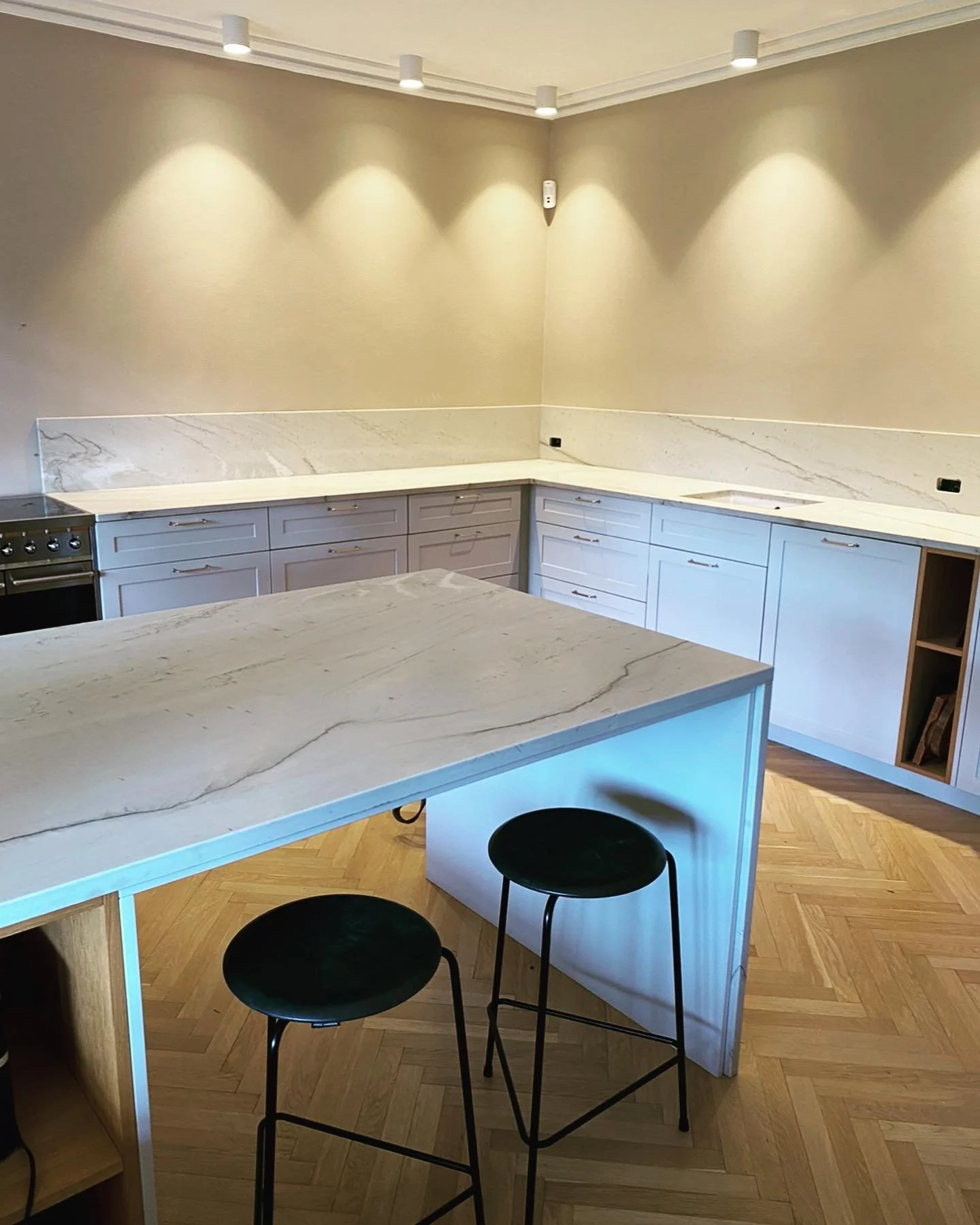 Natursten Quartzite, Mont Blanc.  #k&oslash;kken#nytk&oslash;kken#nythus#nybyggeri #bordplade#renovering#totalrenovering#nybyg#selvbyg #selvbygger#h&aring;ndv&aelig;rker#quartzite#marmor